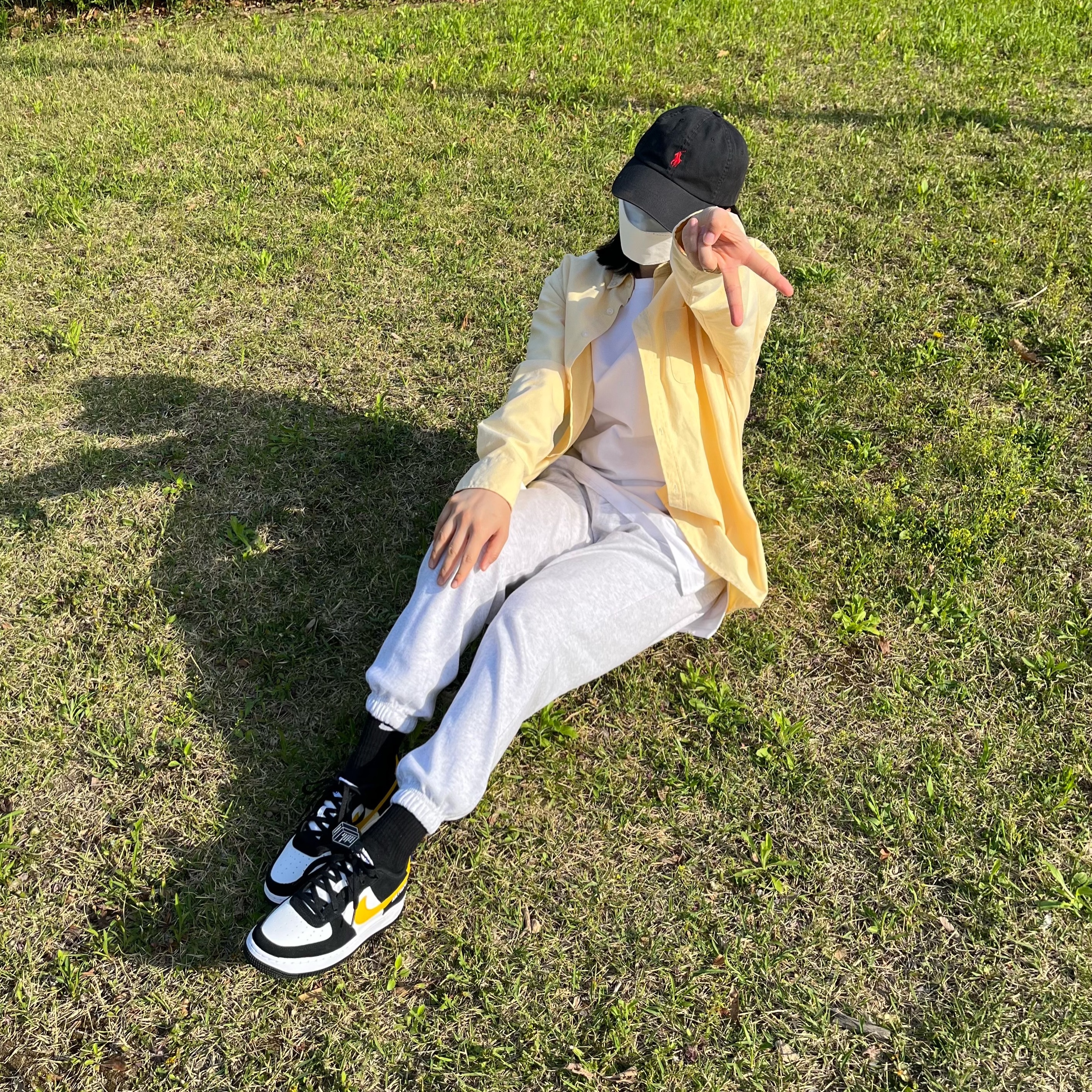 (GS) Nike Air Force 1 LV8 Athletic Club Black Dark Sulfur, Nike Air Force 1 '07 LV8 Athletic Club Black Dark Sulfur 착용 스타일 - 1