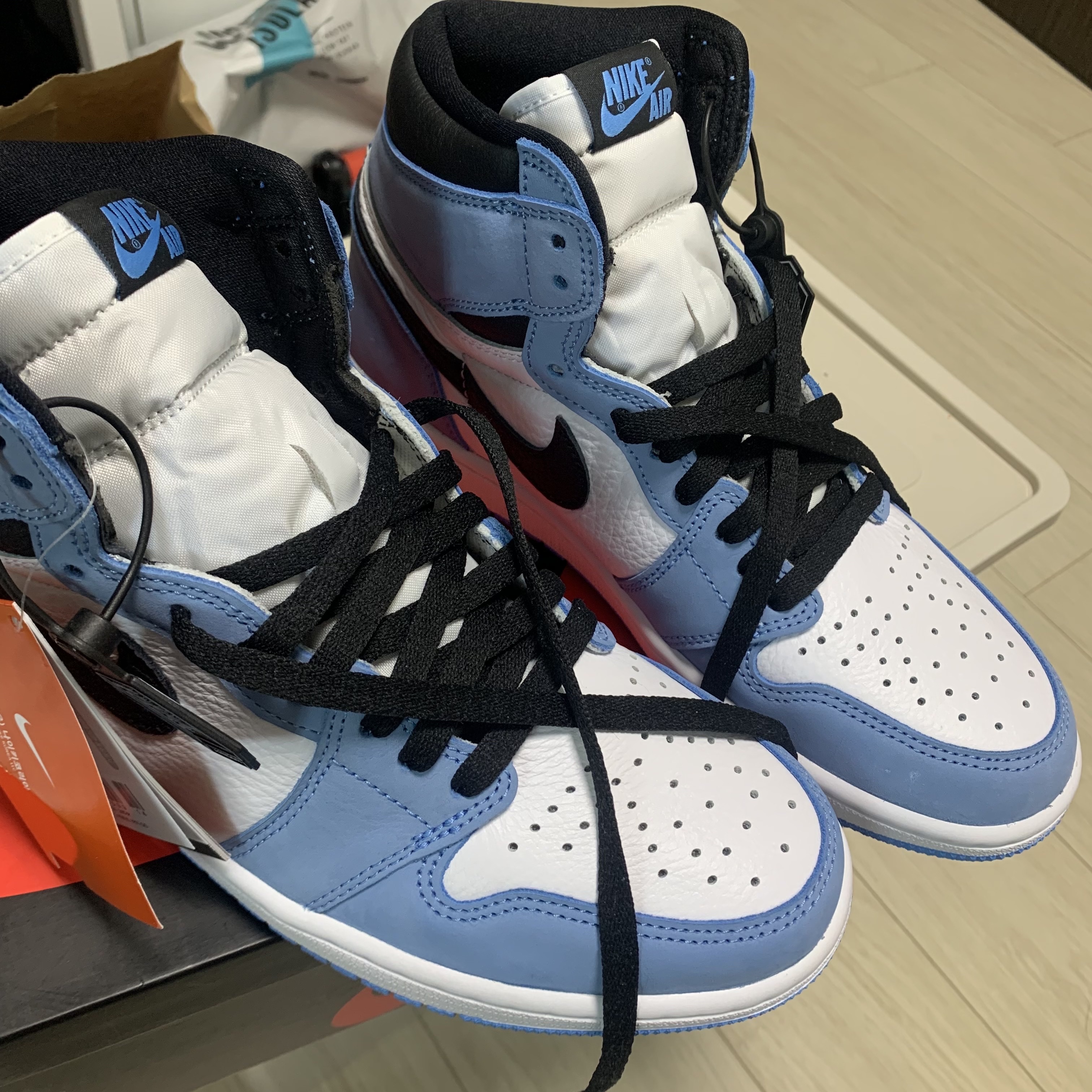 Jordan 1 Retro High OG University Blue 착용 스타일 - 2