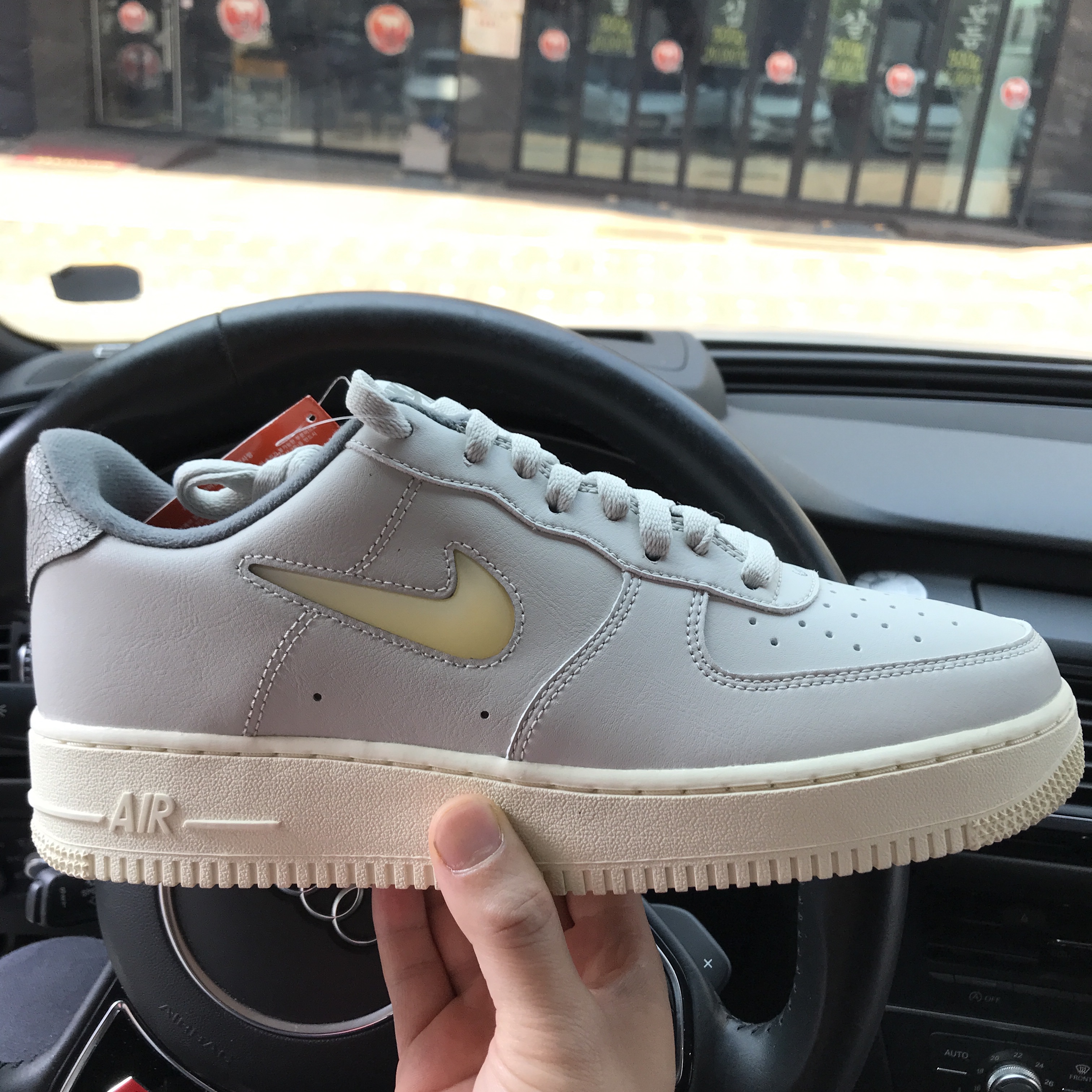 Nike Air Force 1 '07 LX Light Bone and Coconut Milk 착용 스타일