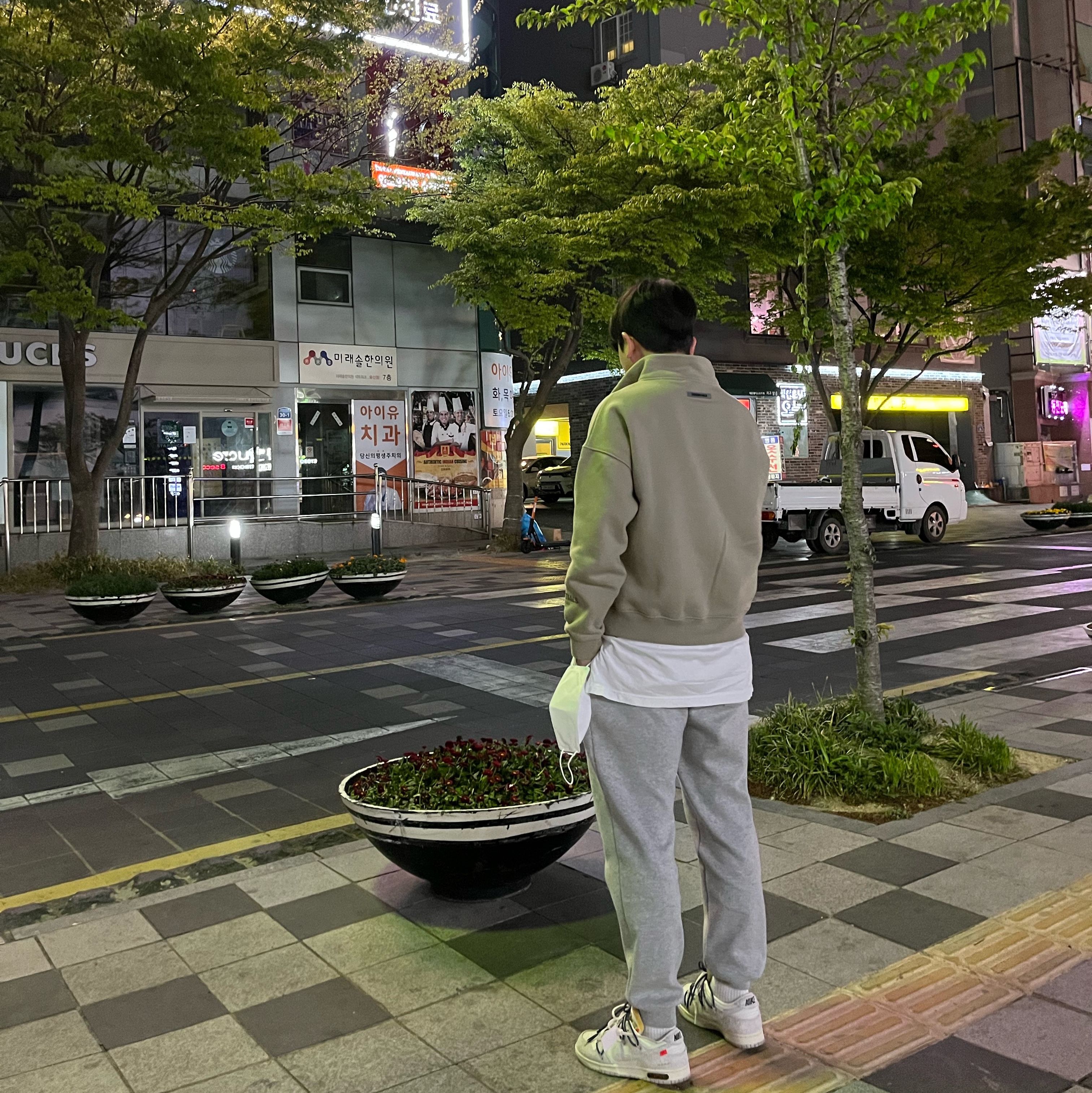 Essentials Half-Zip Pullover Taupe - 20FW, Nike x Off-White Dunk Low The 50 - Lot 18 착용 스타일 - 1