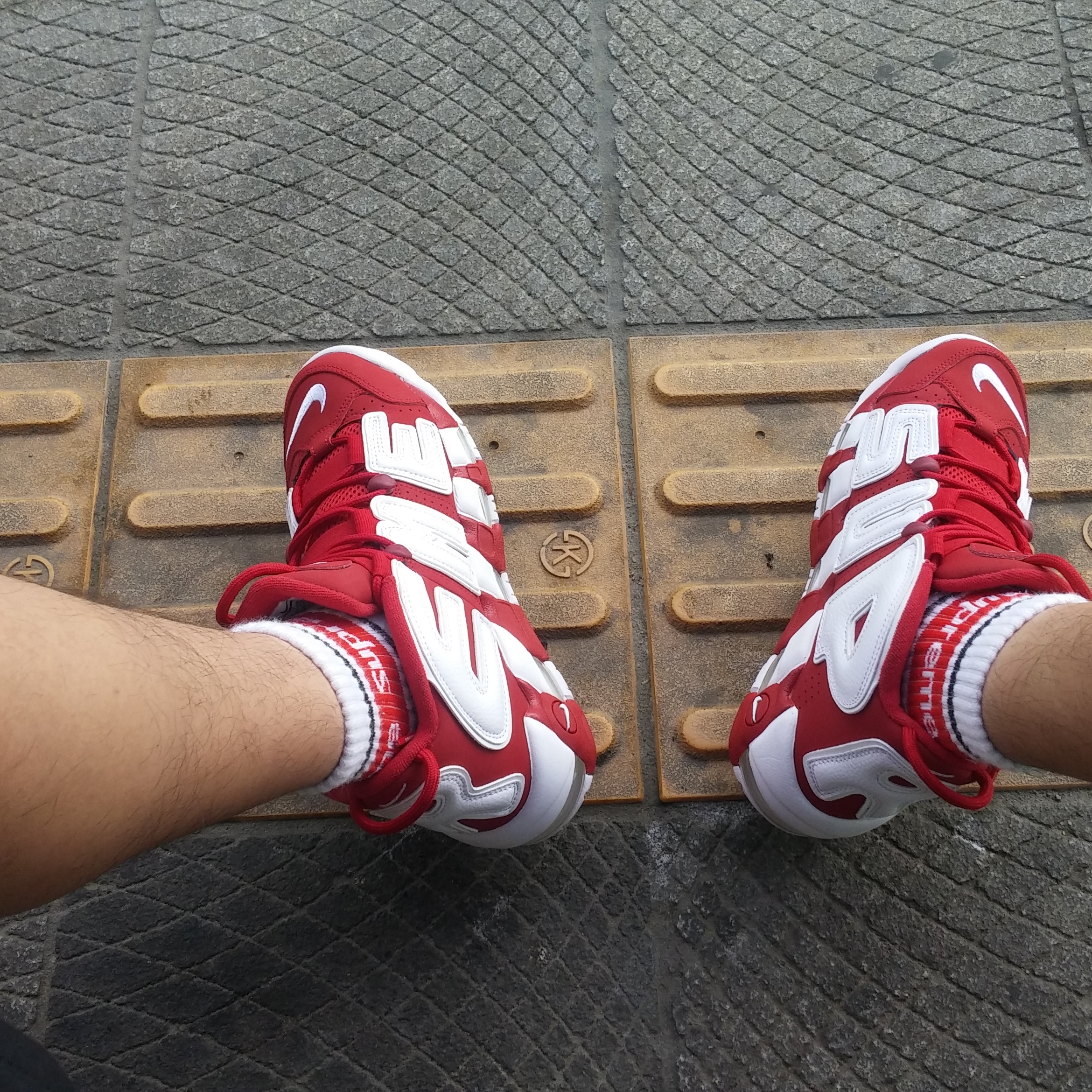 Nike x Supreme Air More Uptempo Suptempo Red 착용 스타일 - 3