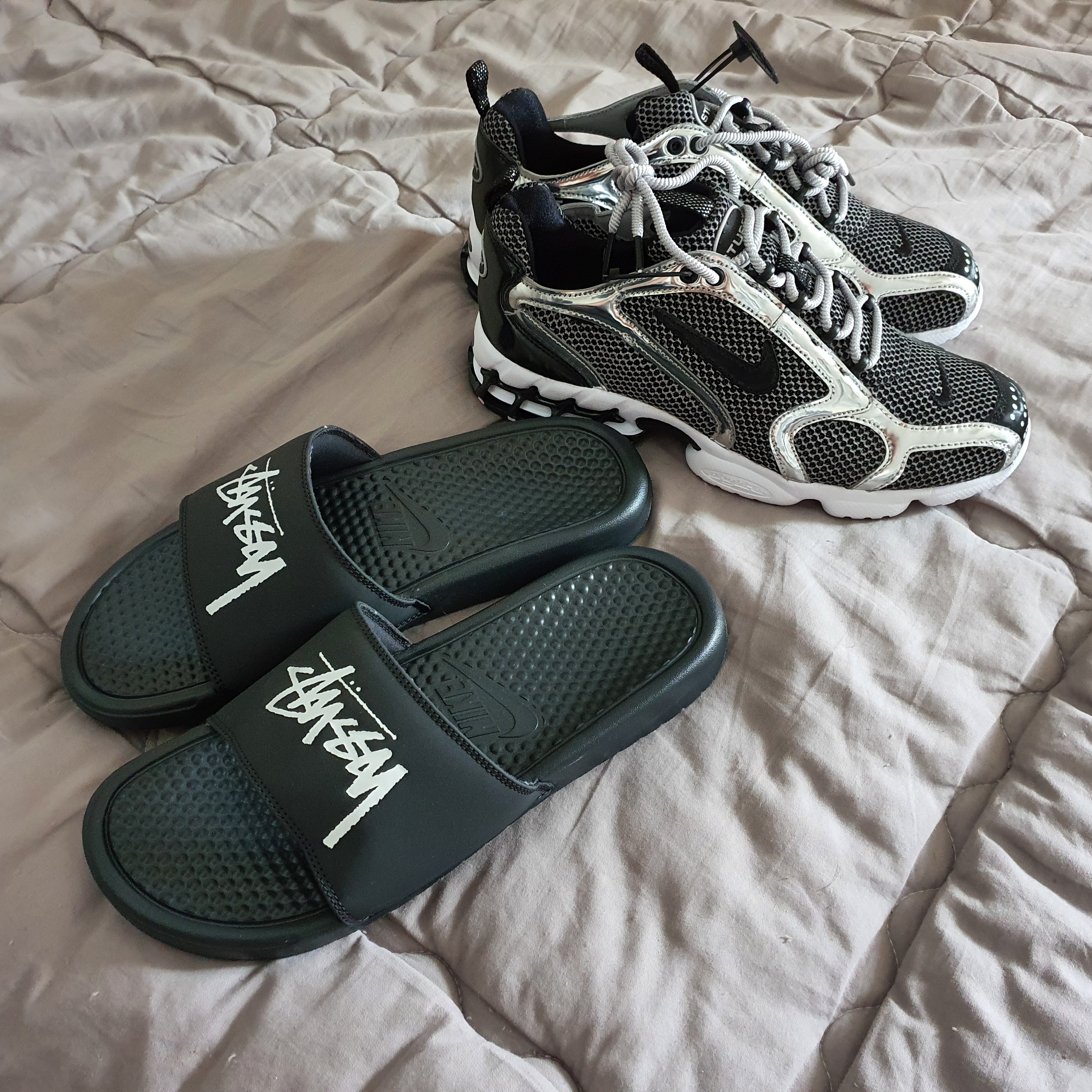 Nike x Stussy Air Zoom Spiridon Cage 2 Pure Platinum, Nike x Stussy Benassi Slide Off Noir 착용 스타일
