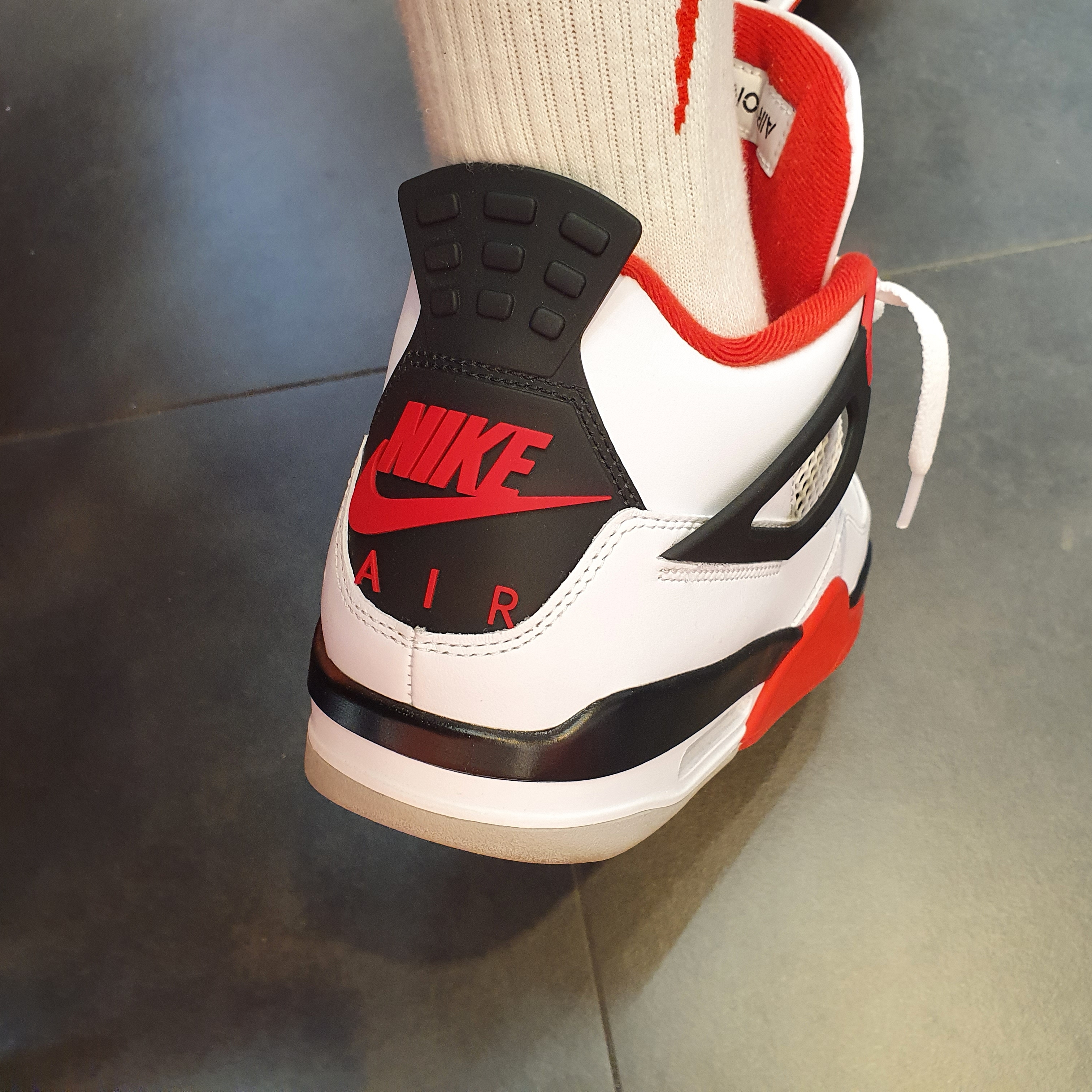 Jordan 4 Retro OG Fire Red 2020 착용 스타일 - 4