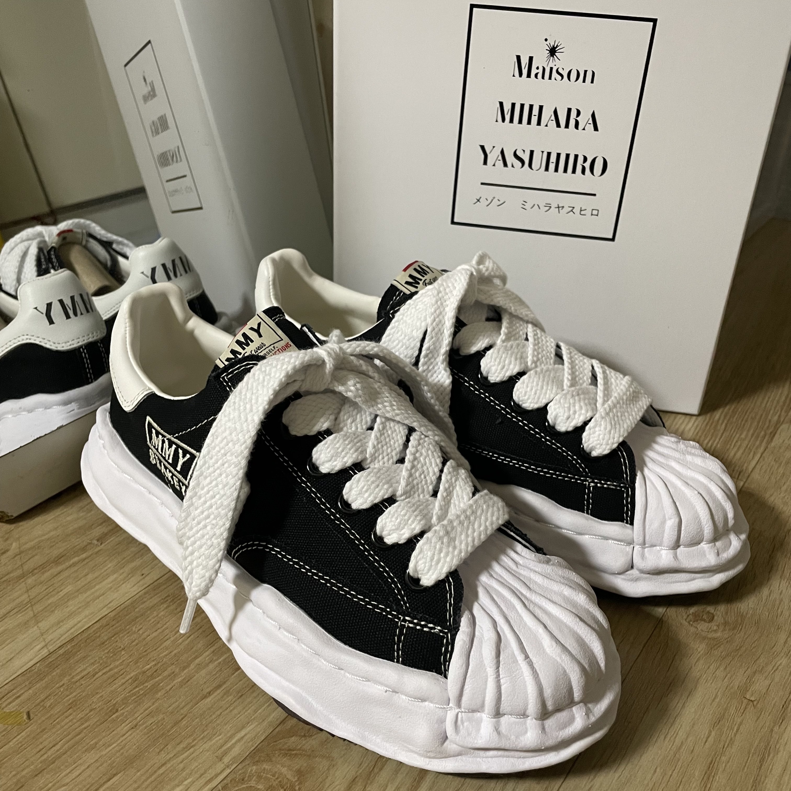 Stussy Basic Stussy LS T-Shirt White 2022, Maison Mihara Yasuhiro Blakey OG Sole Canvas Low-top Sneakers Black White 착용 스타일 - 2