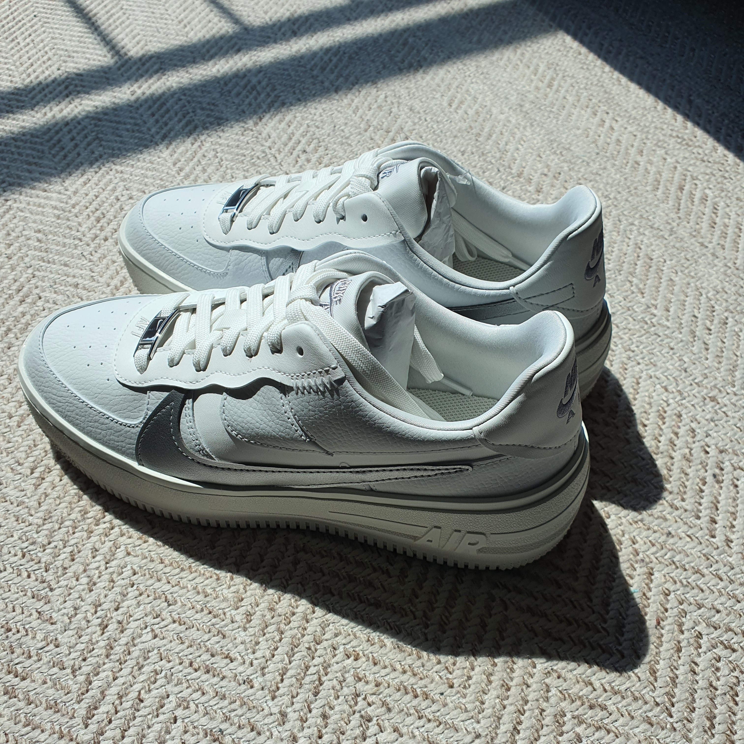 (W) Nike Air Force 1 PLT.AF.ORM Summit White Metallic Silver 착용 스타일 - 2