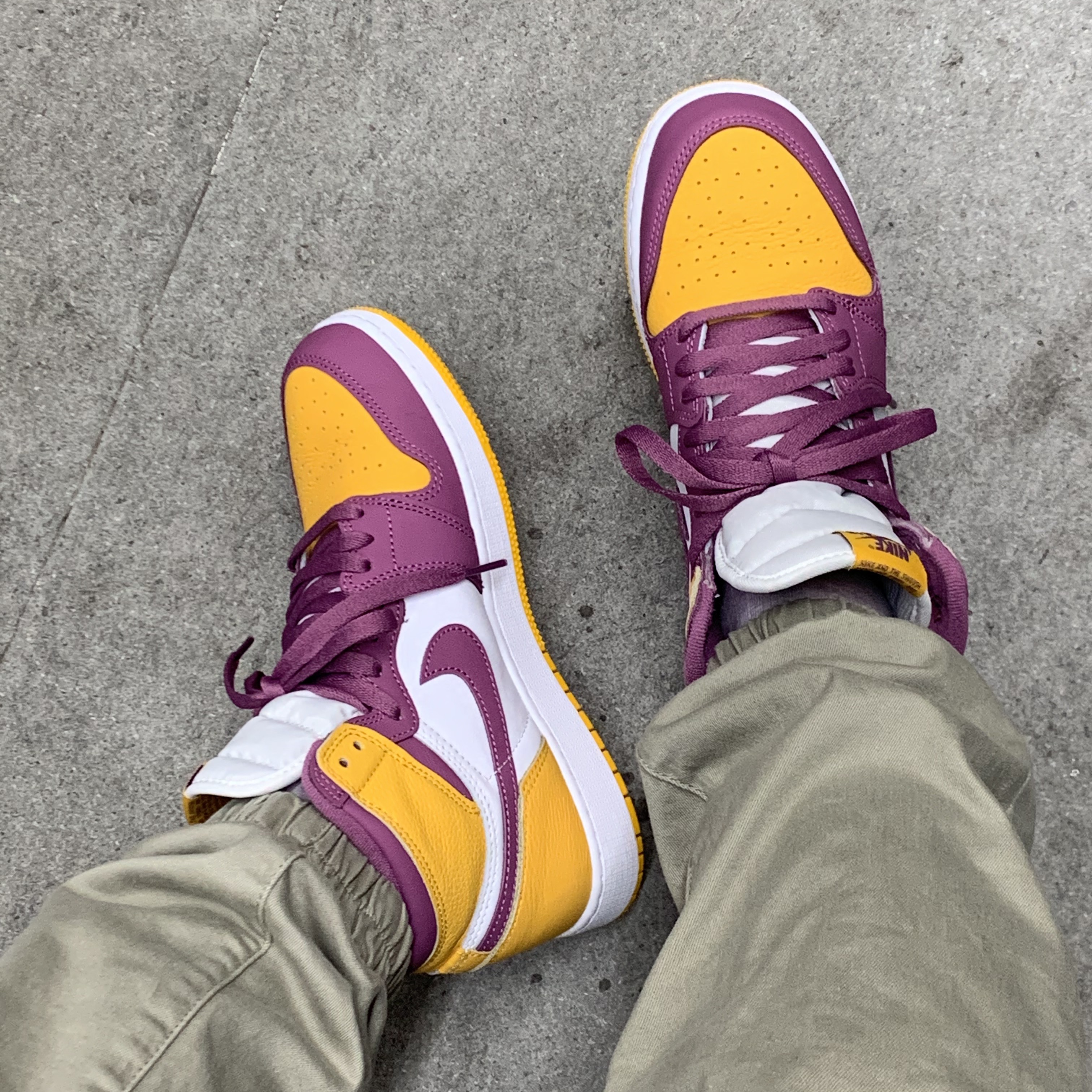 (GS) Jordan 1 Retro High OG University Gold Light Bordeaux 착용 스타일 - 4