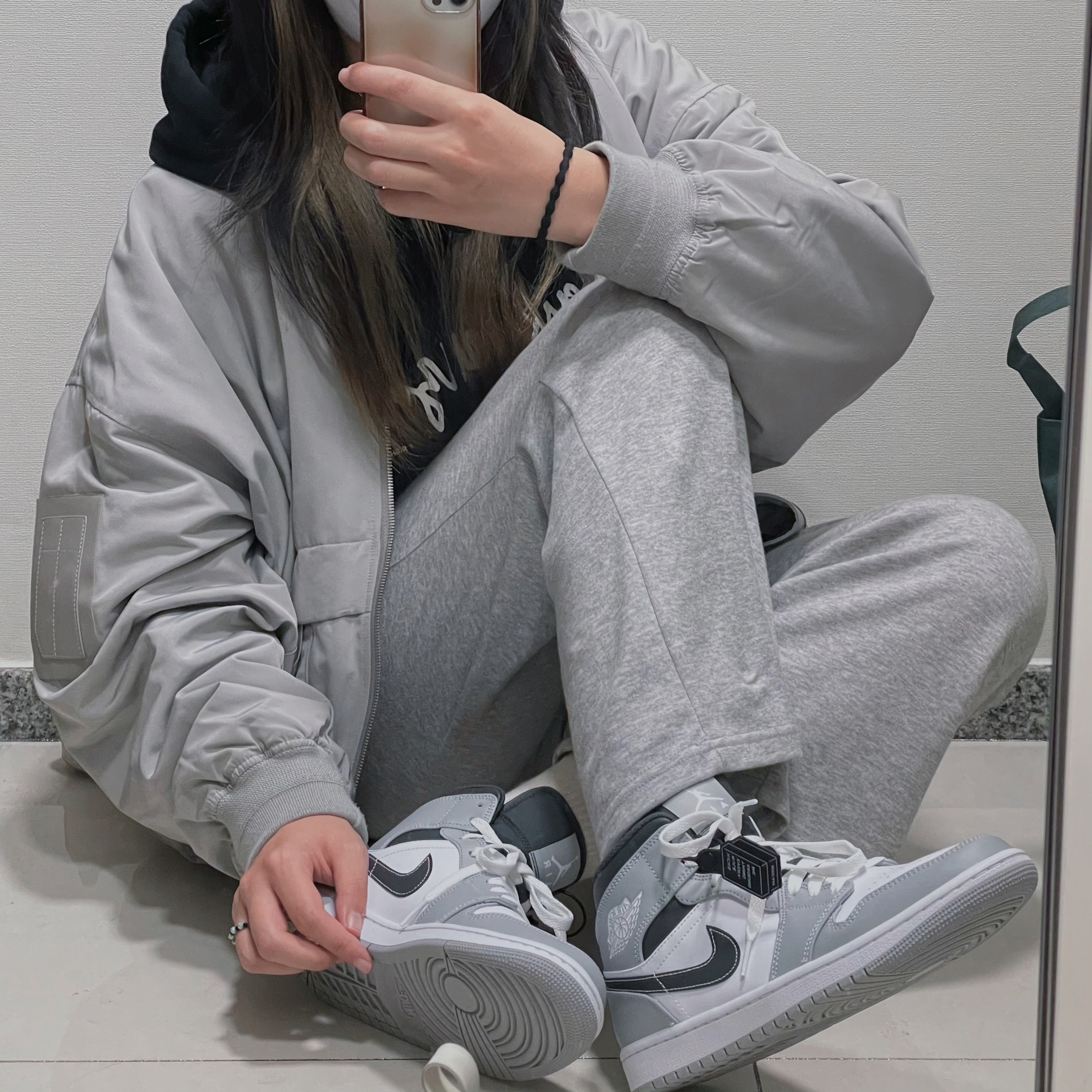 Jordan 1 Mid Light Smoke Grey Anthracite 착용 스타일 - 1