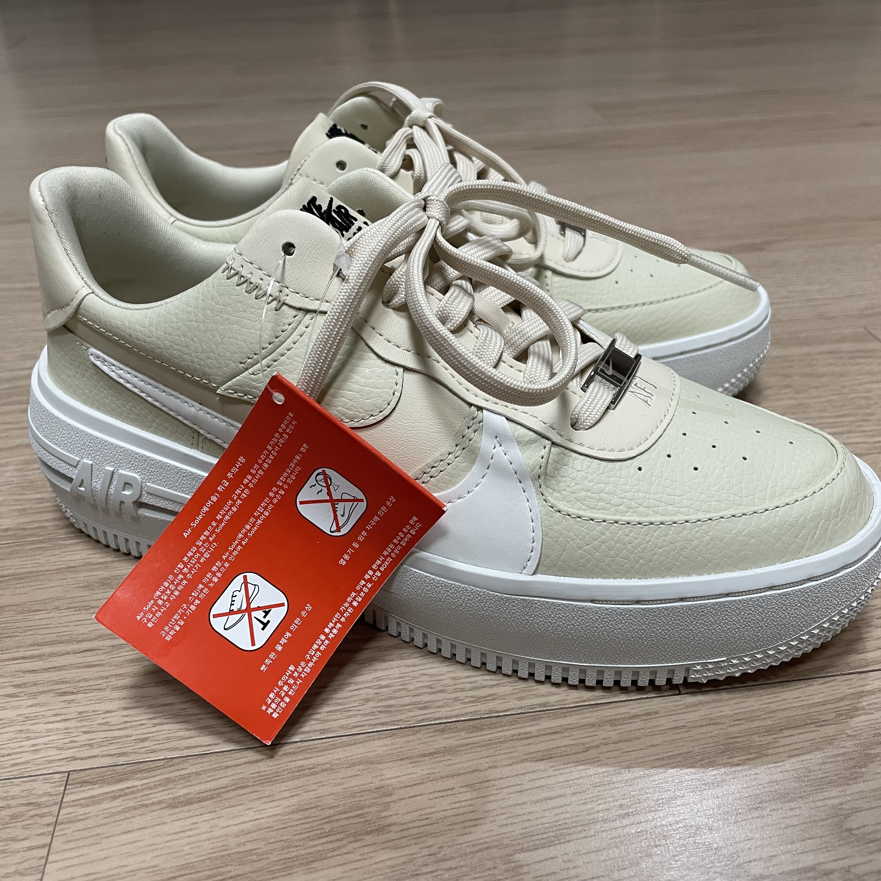 (W) Nike Air Force 1 PLT.AF.ORM Fossil and White 착용 스타일