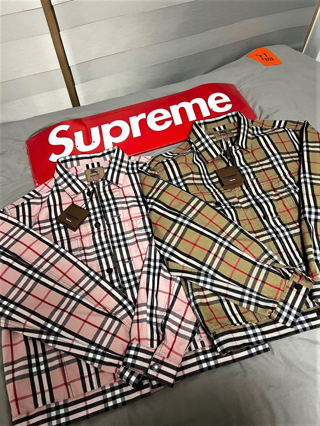 Supreme x Burberry Denim Trucker Jacket Beige - 22SS, Supreme x Burberry Denim Trucker Jacket Pink - 22SS 착용 스타일 - 2
