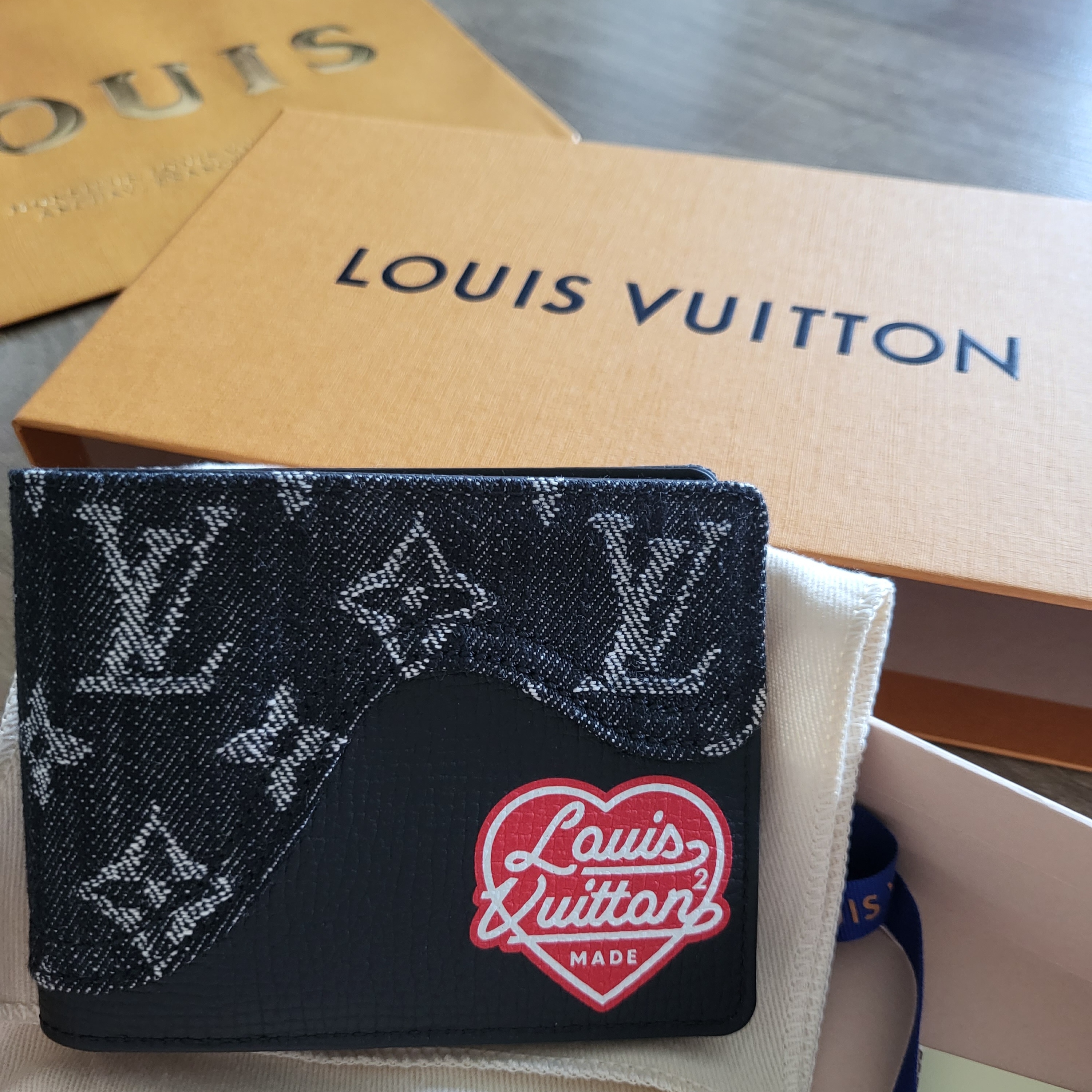 Louis Vuitton x Nigo Slender Wallet Black 착용 스타일