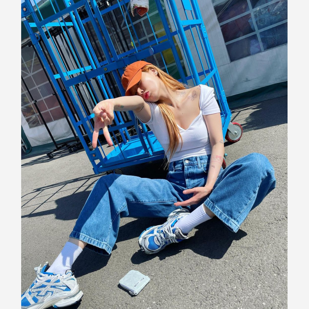 (W) Balenciaga Runner Sneakers Blue White, Balenciaga Runner Sneakers Blue White 착용 스타일 - 4