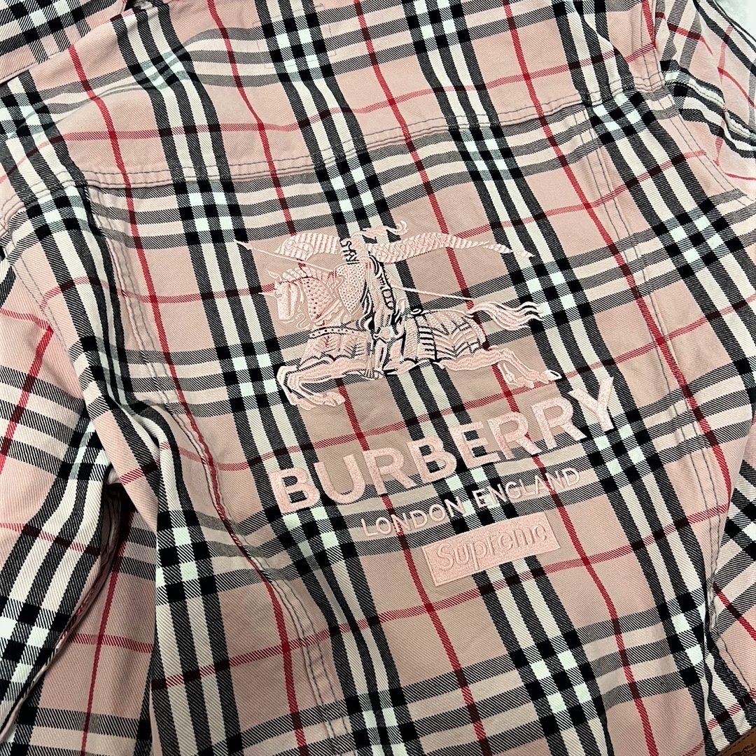Supreme x Burberry Denim Trucker Jacket Pink - 22SS 착용 스타일 - 4