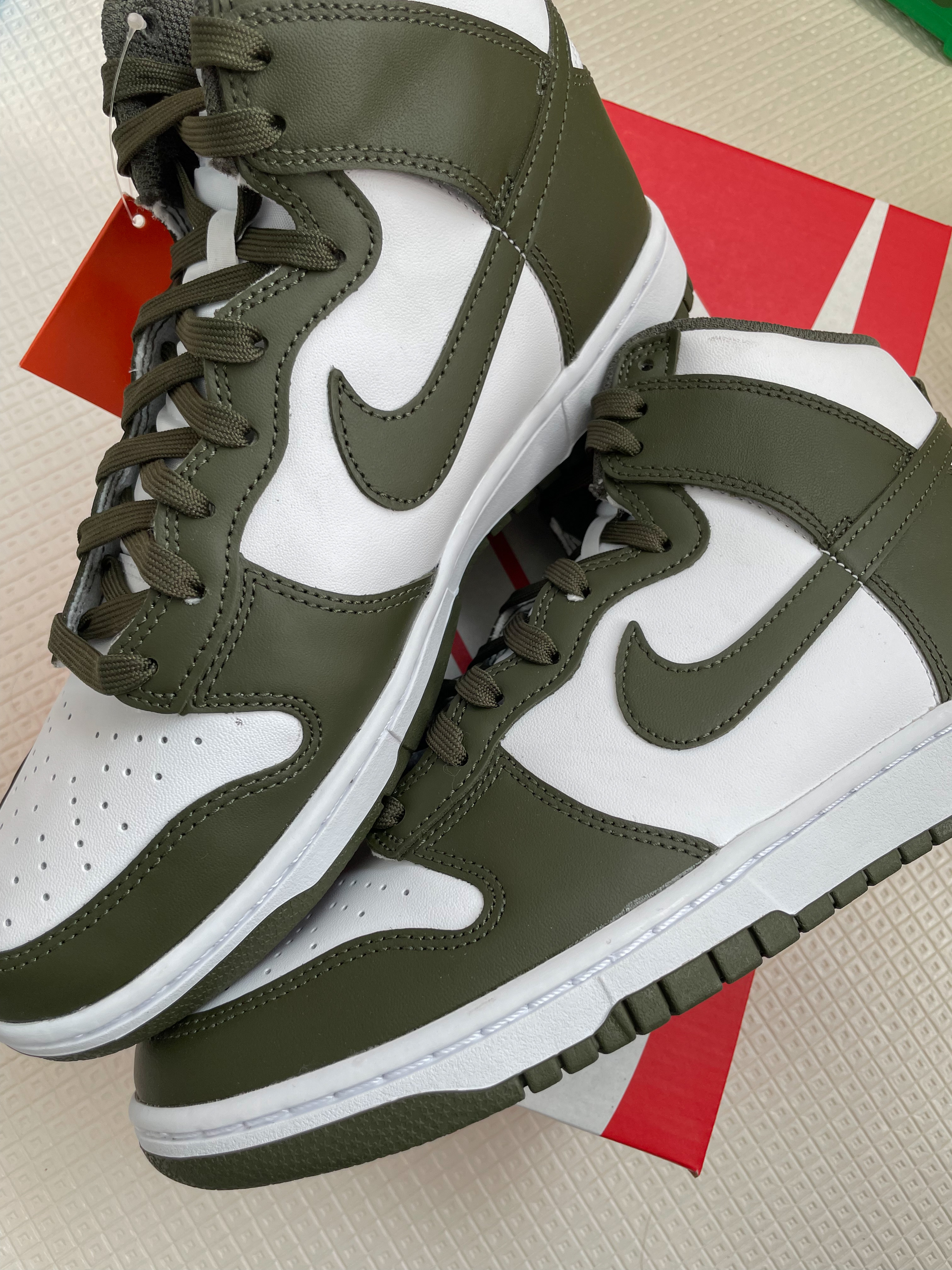 Nike Dunk High Retro Championship Khaki 착용 스타일 - 2