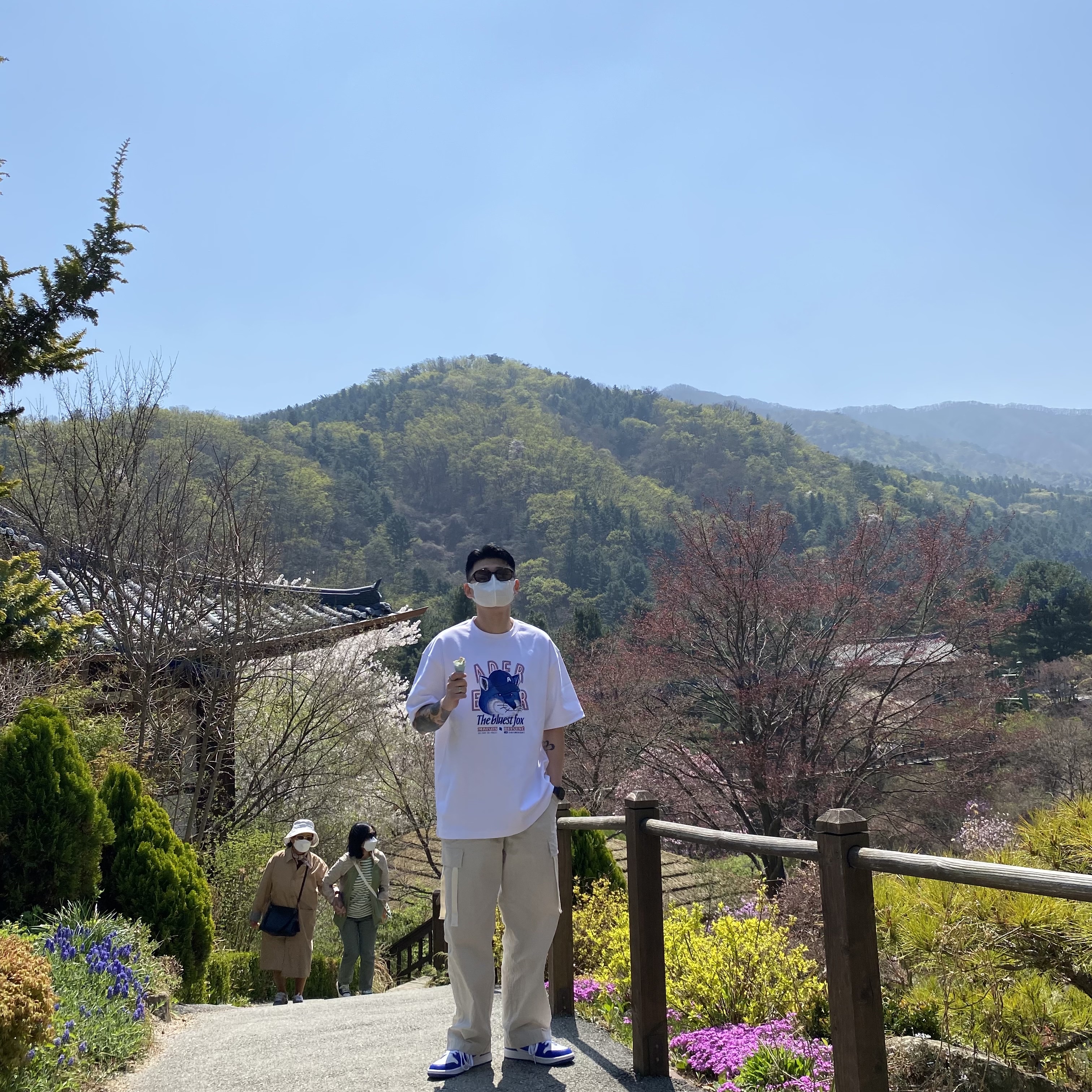 Maison Kitsune x Ader Error The Bluest Fox T-Shirt White, (W) Jordan 1 Mid White Hyper Royal 착용 스타일 - 1