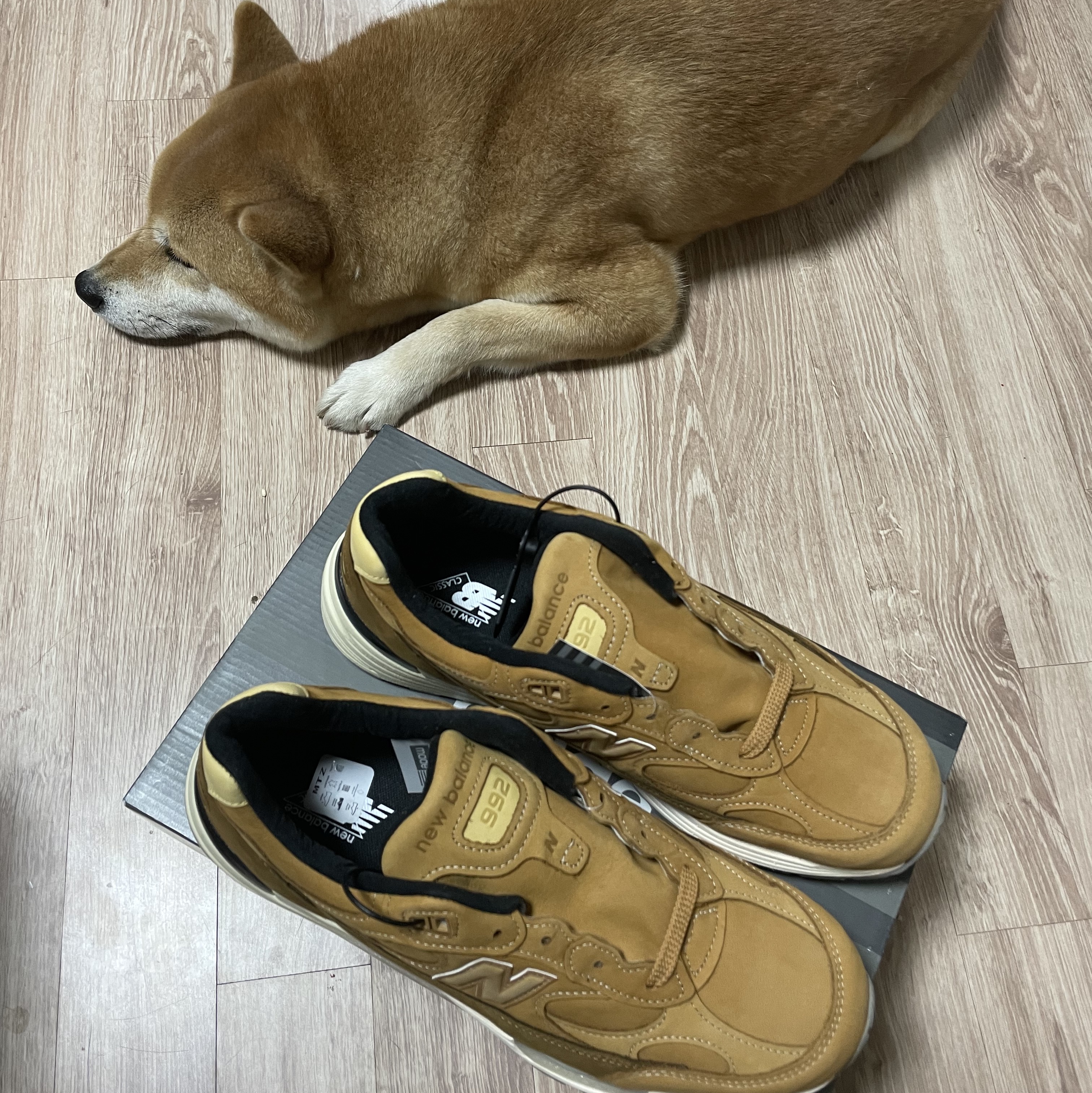 New Balance 992 Made in USA Brown 착용 스타일 - 1