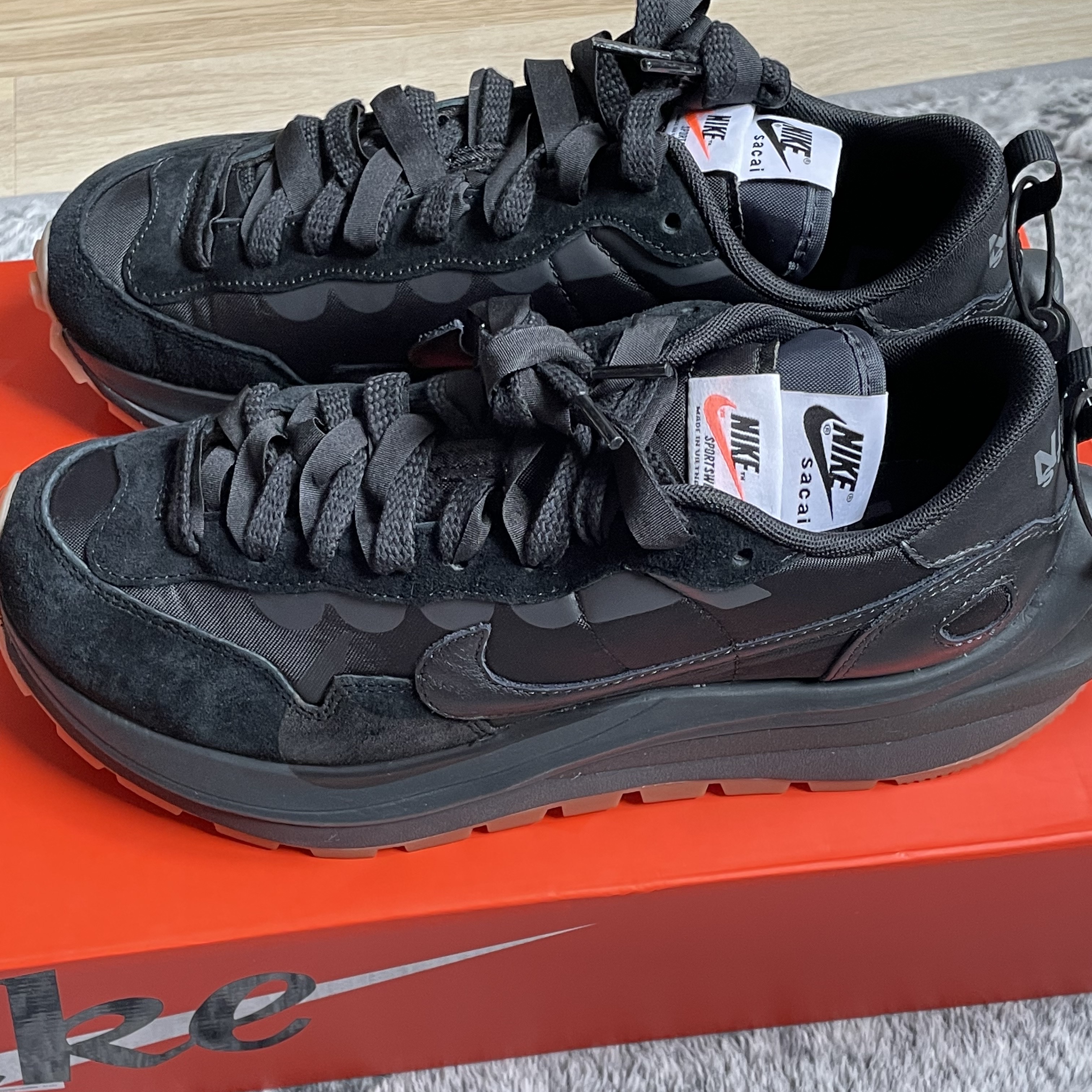 Nike x Sacai VaporWaffle Black White, Nike x Sacai VaporWaffle Black and Gum 착용 스타일 - 2