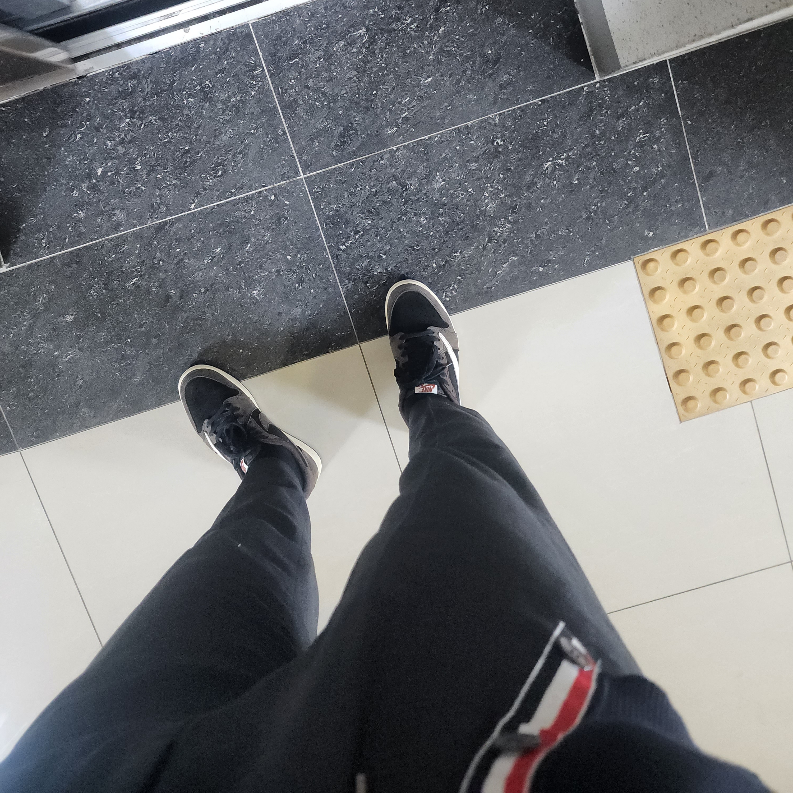 Jordan 1 x Travis Scott Retro Low OG SP Mocha, Thom Browne Milano Stitch 4-Bar Cardigan Navy 착용 스타일
