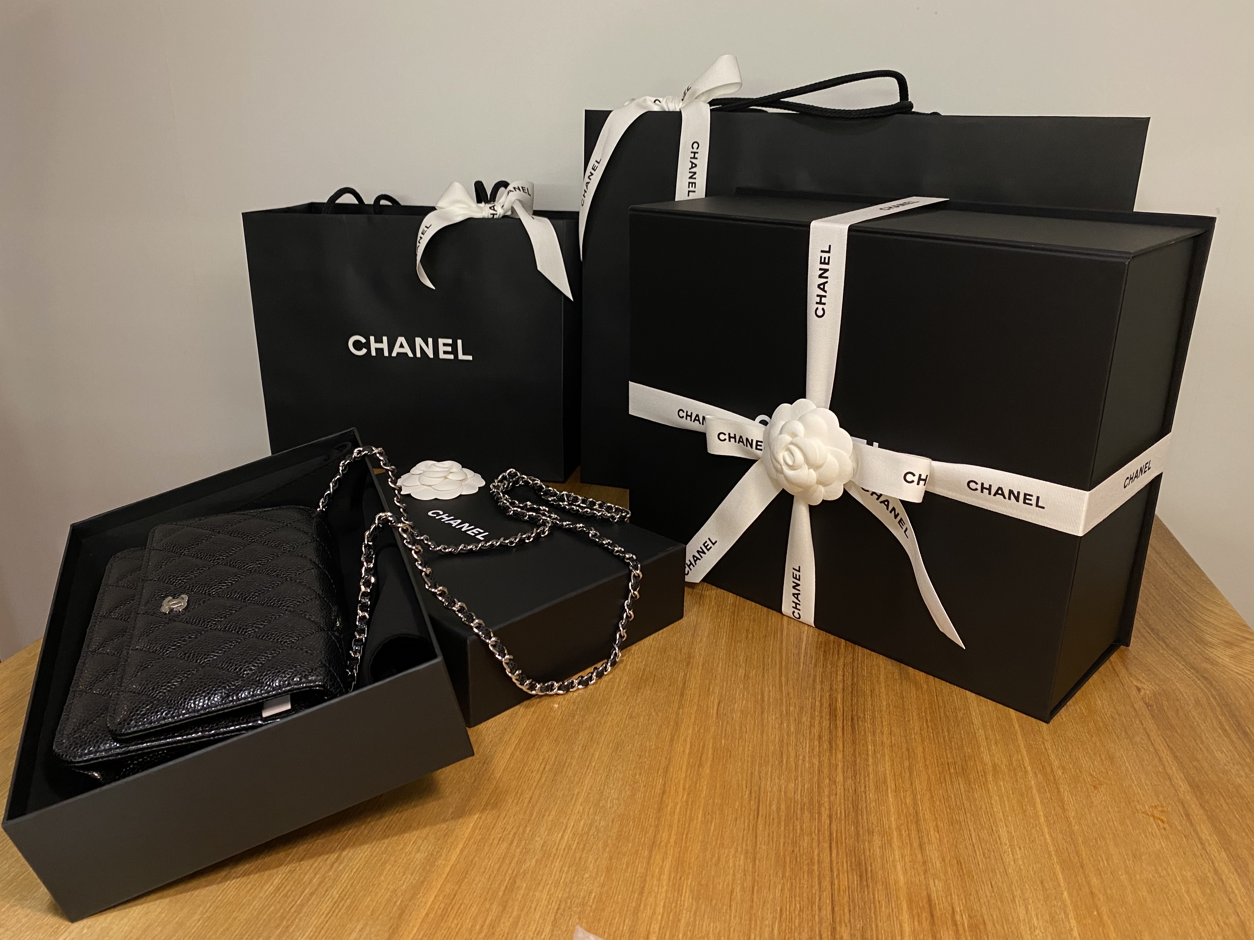 Chanel Classic Wallet On Chain Grained Calfskin & Silver Black, Chanel Small Classic Handbag Grained Calfskin & Silver Black 착용 스타일 - 1