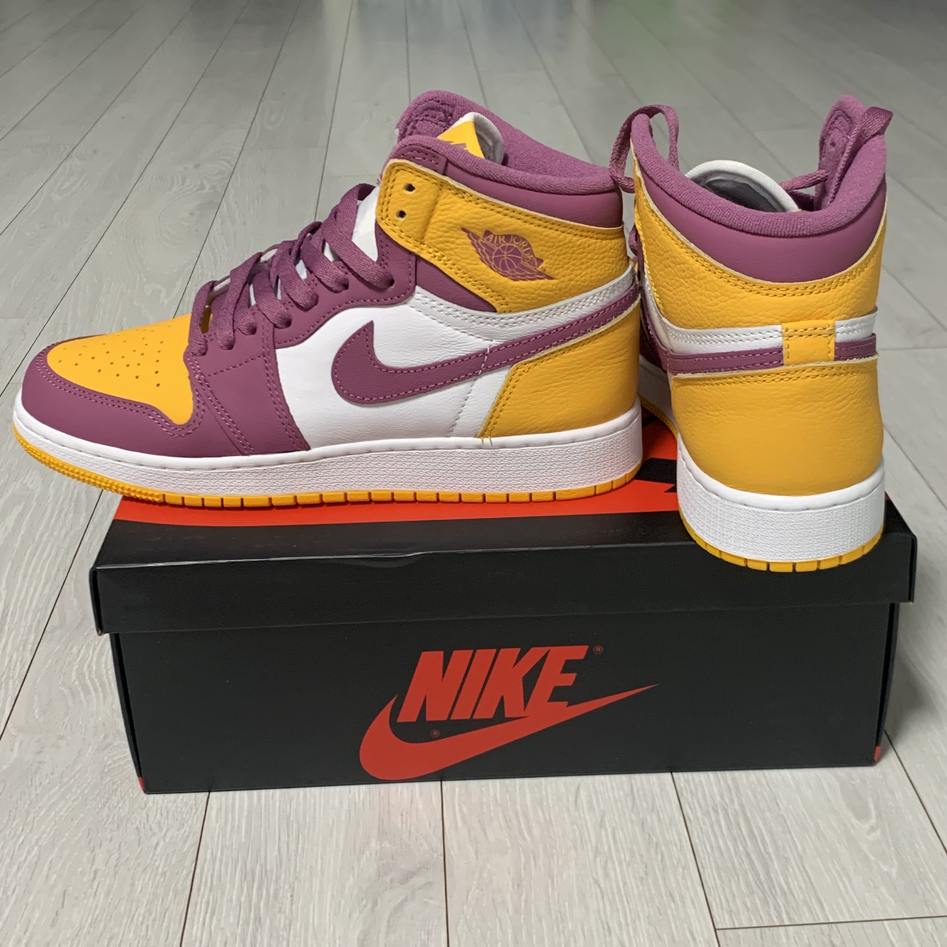(GS) Jordan 1 Retro High OG University Gold Light Bordeaux 착용 스타일 - 1