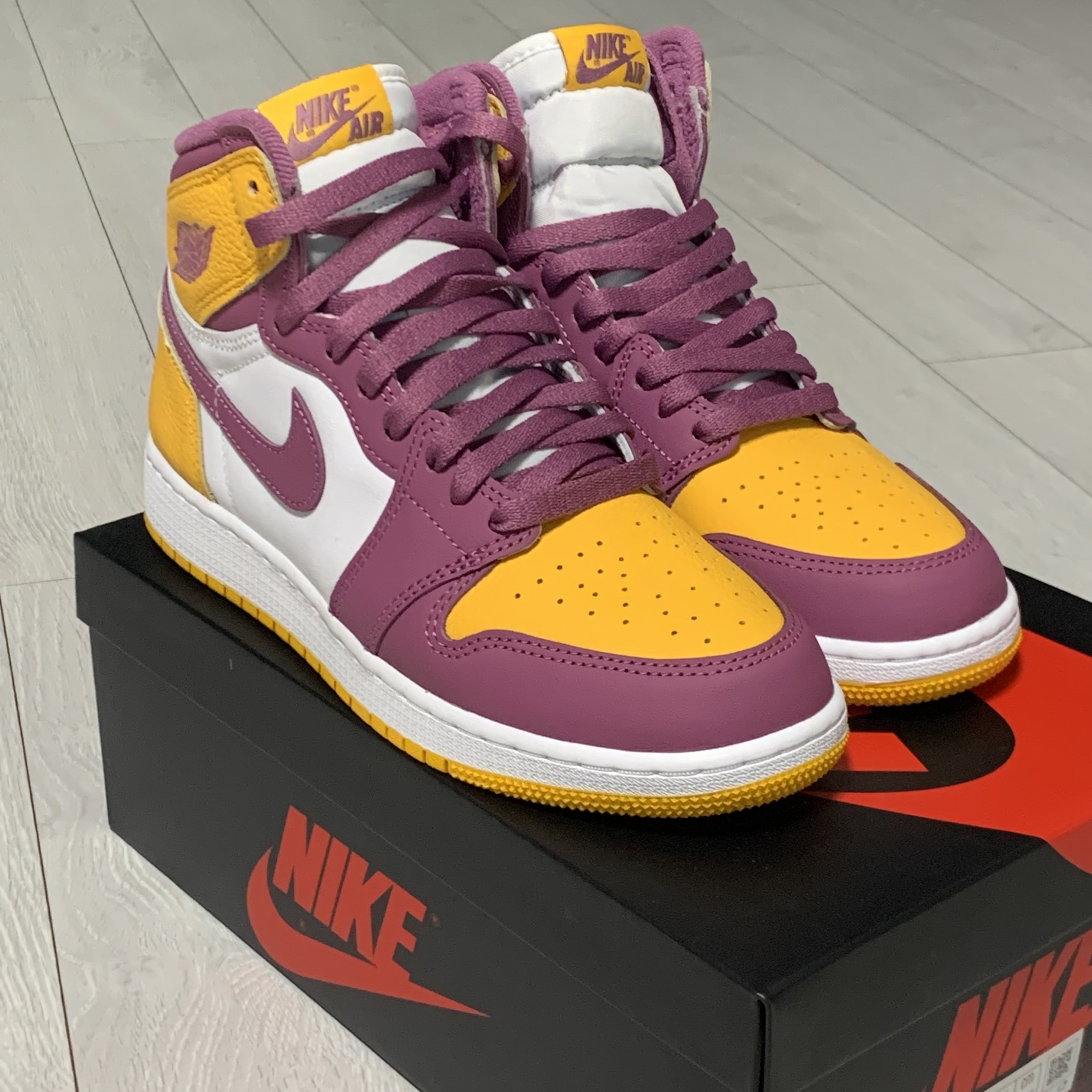 (GS) Jordan 1 Retro High OG University Gold Light Bordeaux 착용 스타일 - 2
