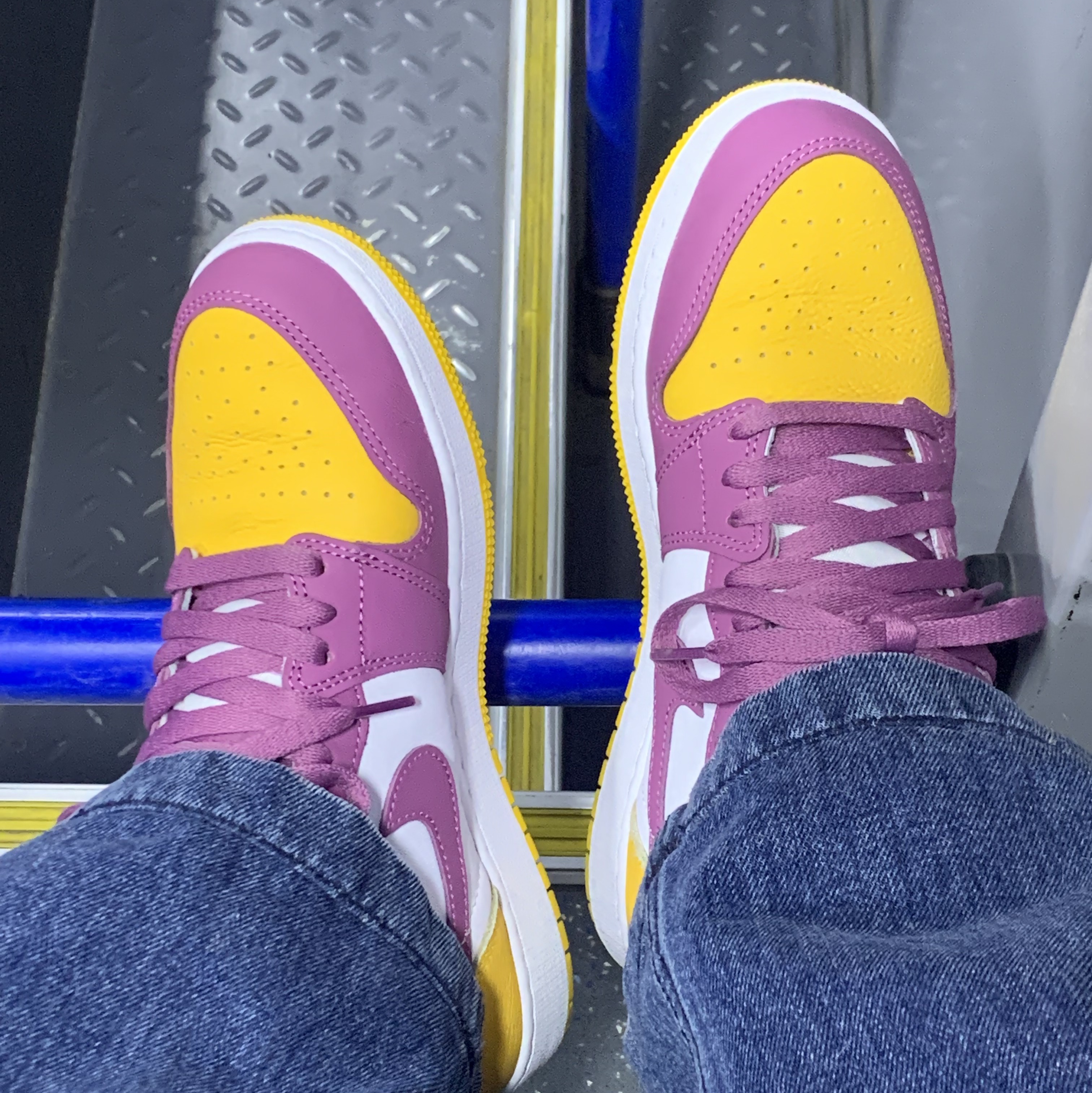 (GS) Jordan 1 Retro High OG University Gold Light Bordeaux 착용 스타일 - 5