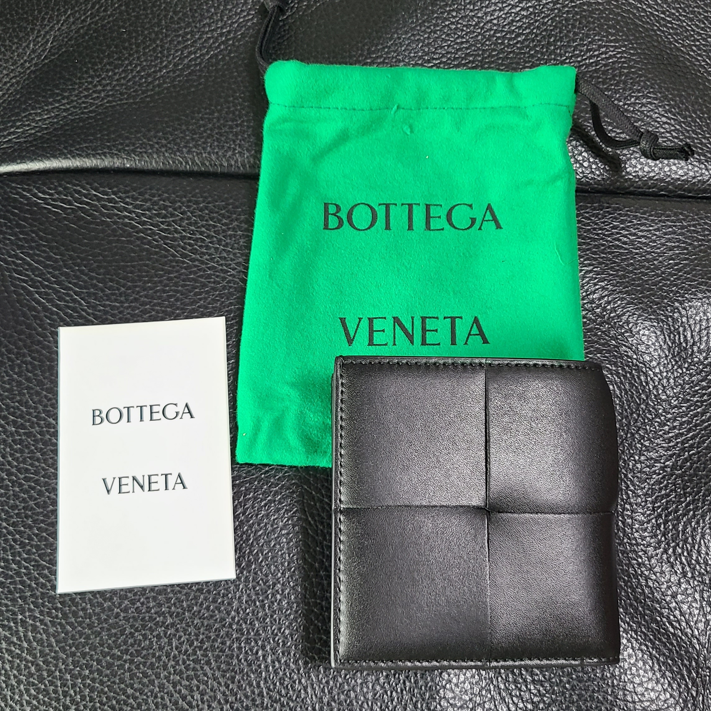 Bottega Veneta Slim Bi-Fold Wallet Black 착용 스타일 - 1