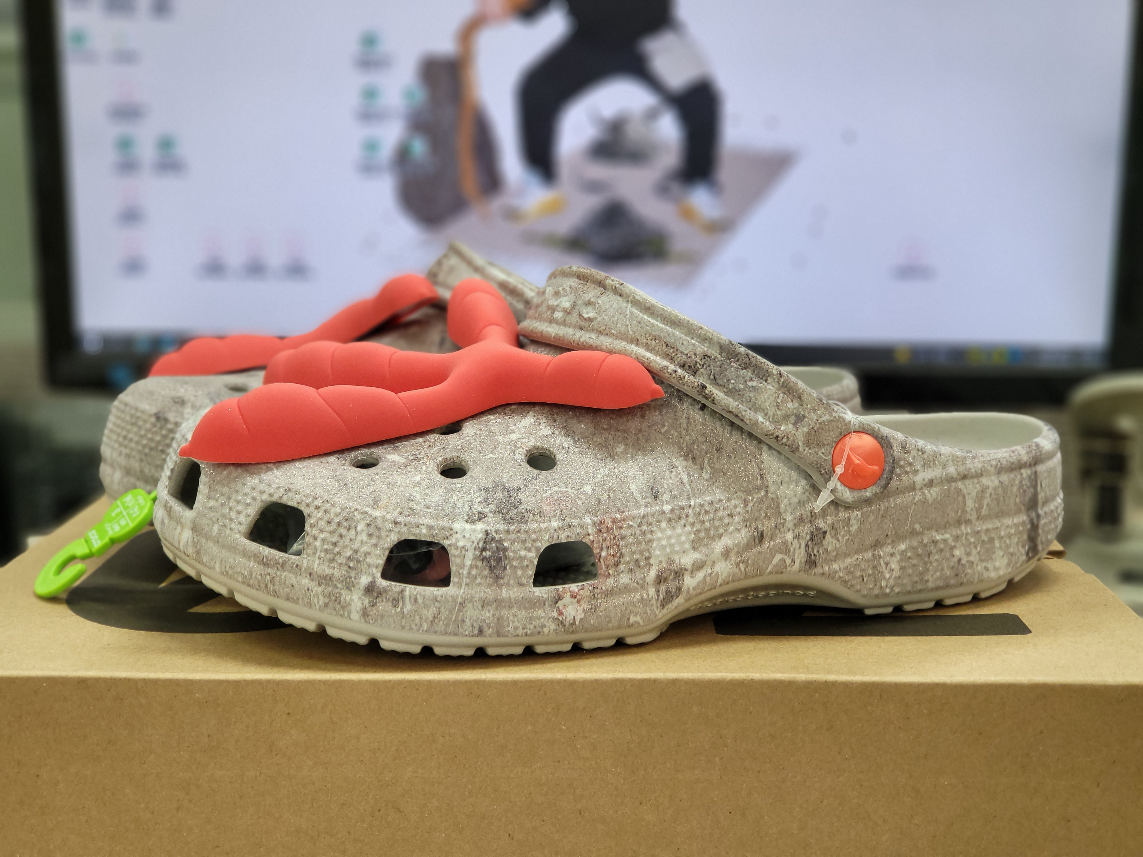 Crocs x Staple Classic Clog Grey Red 착용 스타일