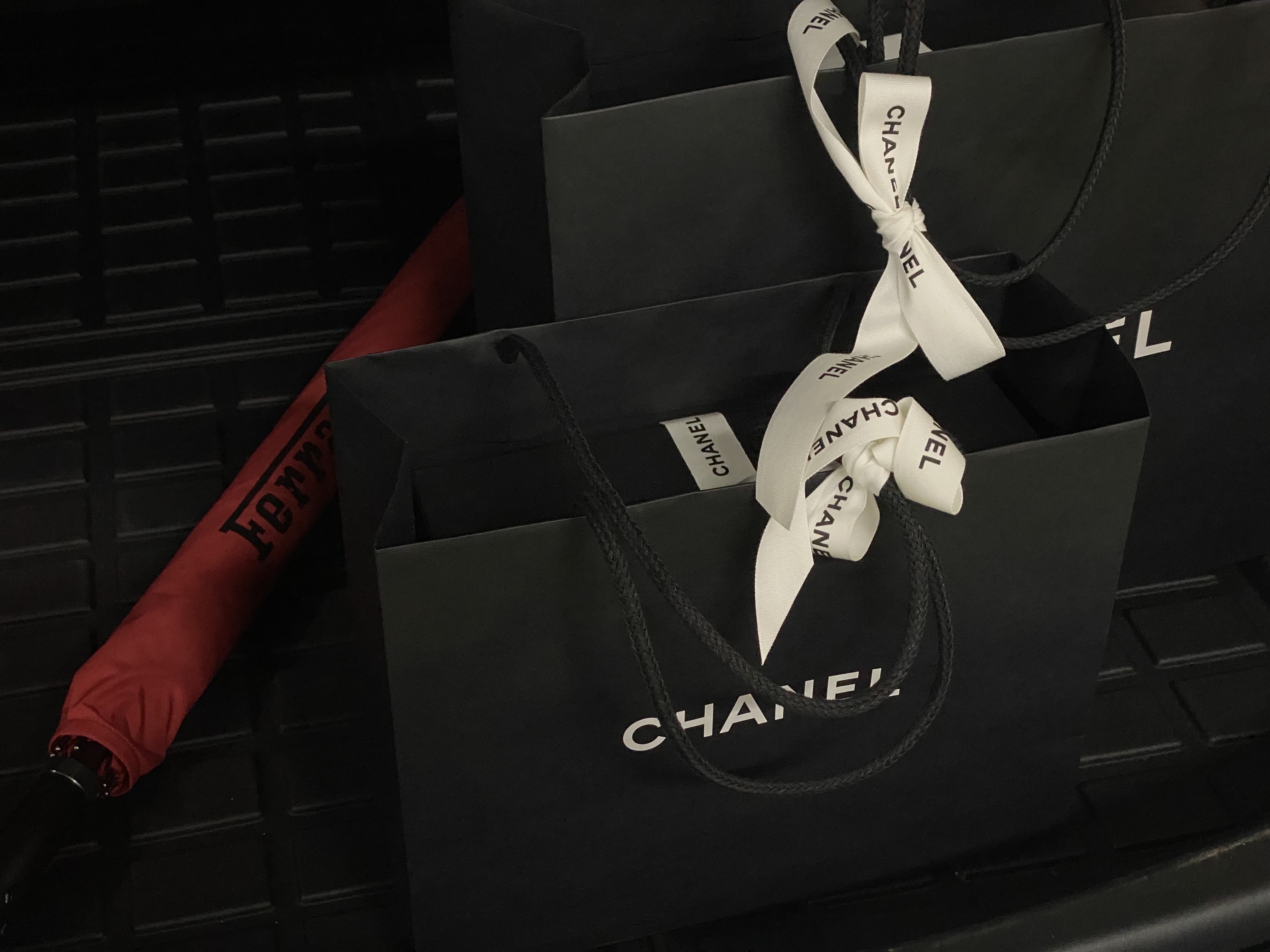 Chanel Classic Wallet On Chain Grained Calfskin & Silver Black, Chanel Small Classic Handbag Grained Calfskin & Silver Black 착용 스타일 - 2