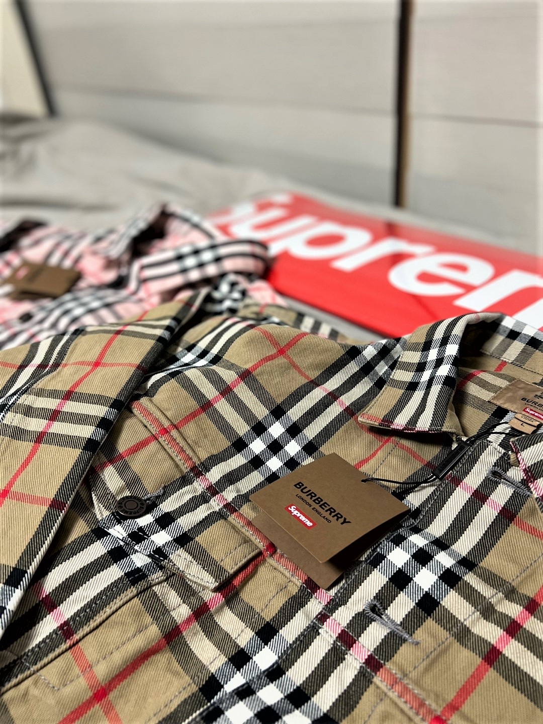 Supreme x Burberry Denim Trucker Jacket Beige - 22SS, Supreme x Burberry Denim Trucker Jacket Pink - 22SS 착용 스타일 - 2