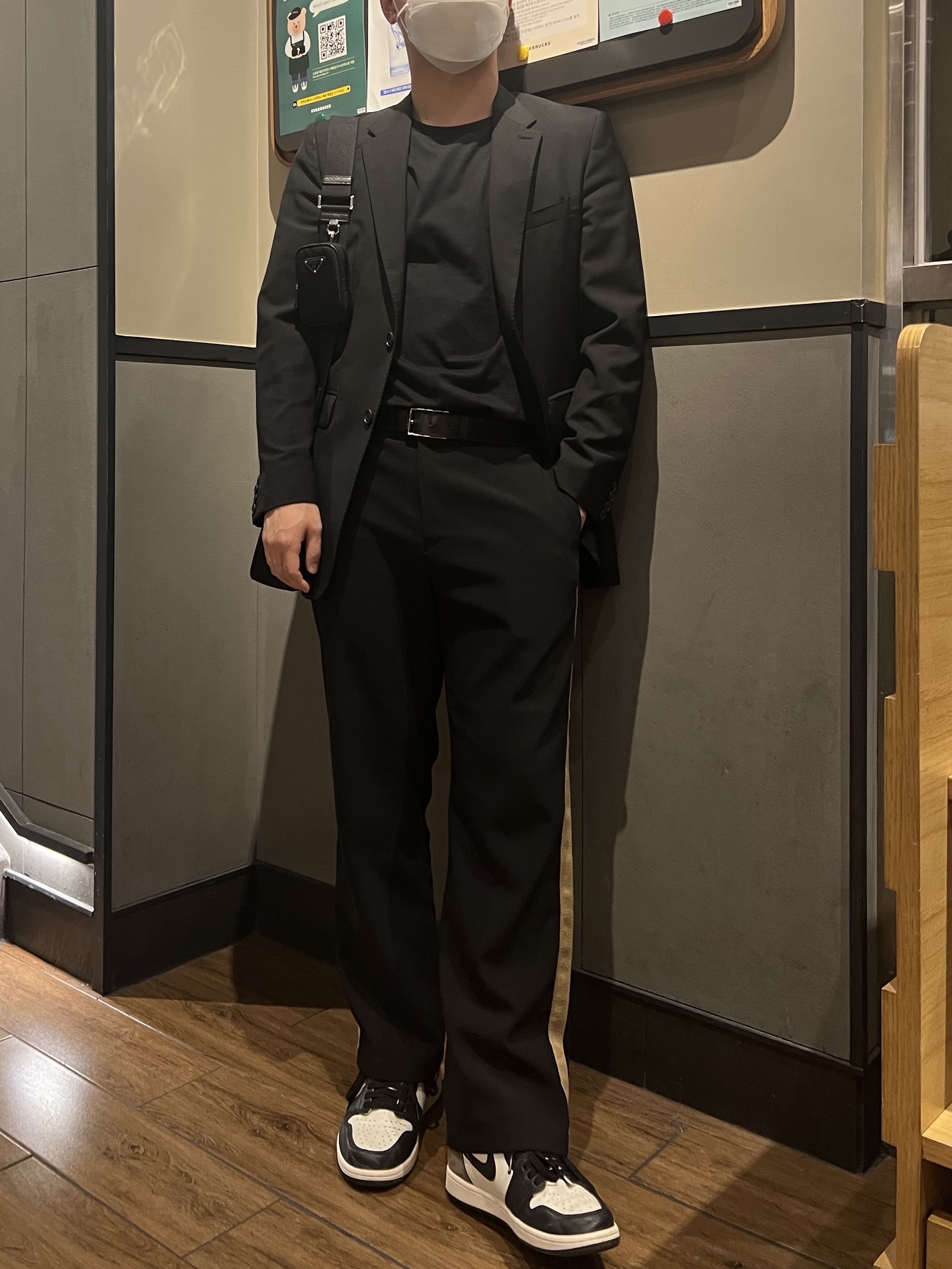 Prada Re-Nylon and Saffiano Leather Shoulder Bag Black, Jordan 1 Retro High OG Black Mocha 착용 스타일