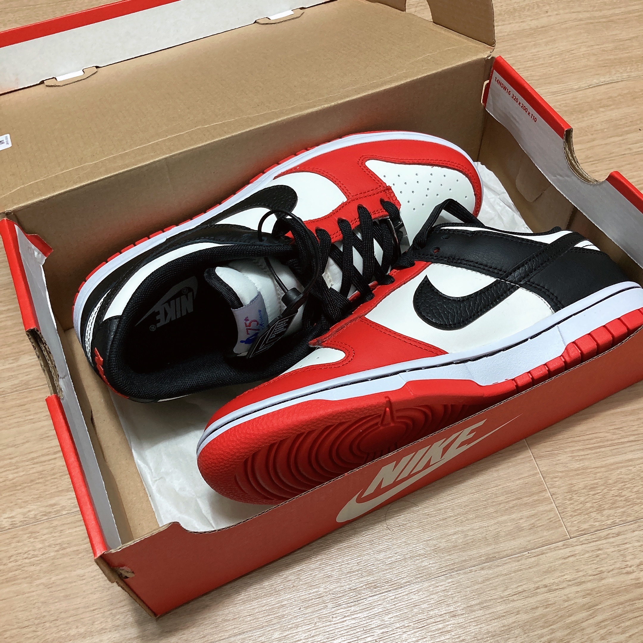 Nike x NBA Dunk Low Retro EMB Black and Chile Red 착용 스타일 - 5