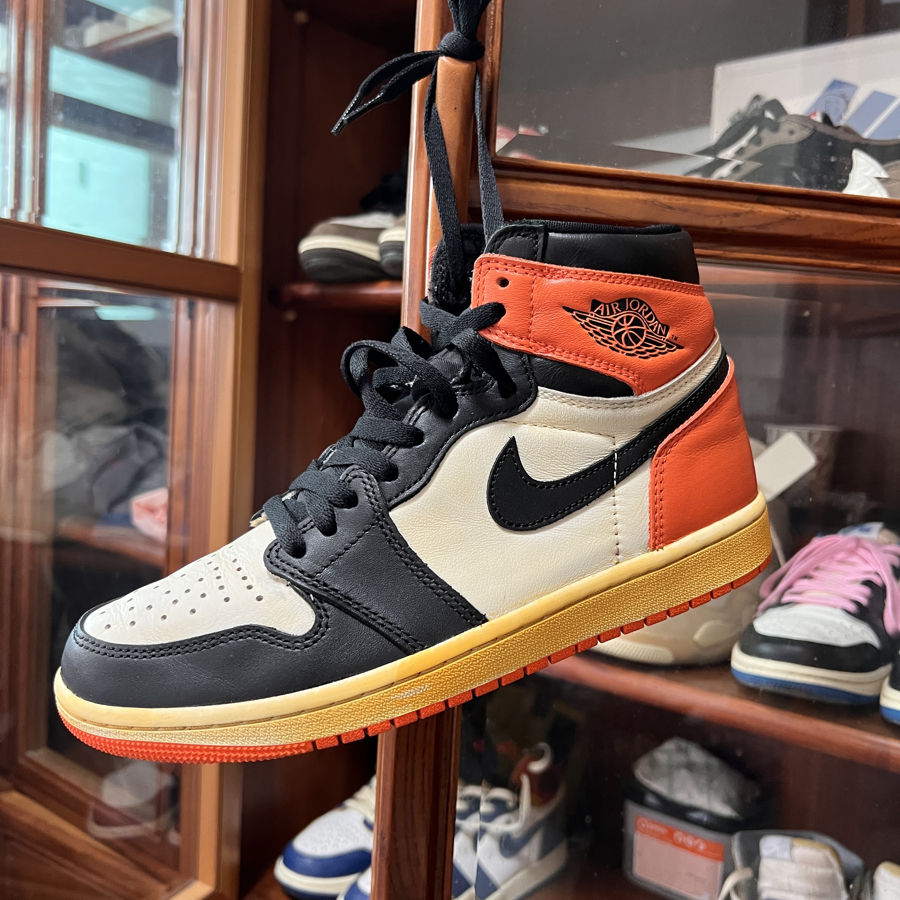 Jordan 1 Retro High OG Electro Orange 착용 스타일