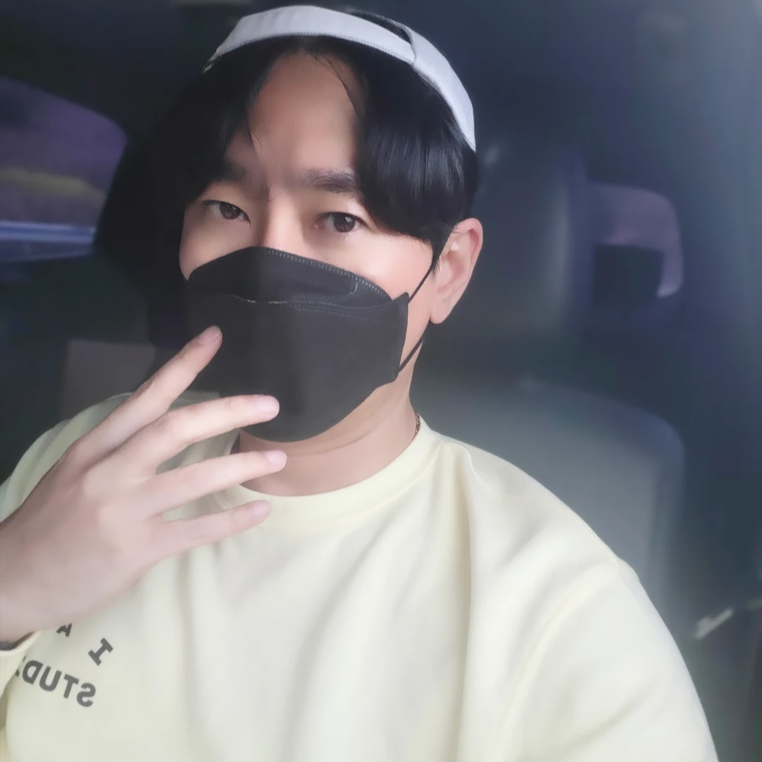 IAB Studio Long Sleeve Lemon 착용 스타일