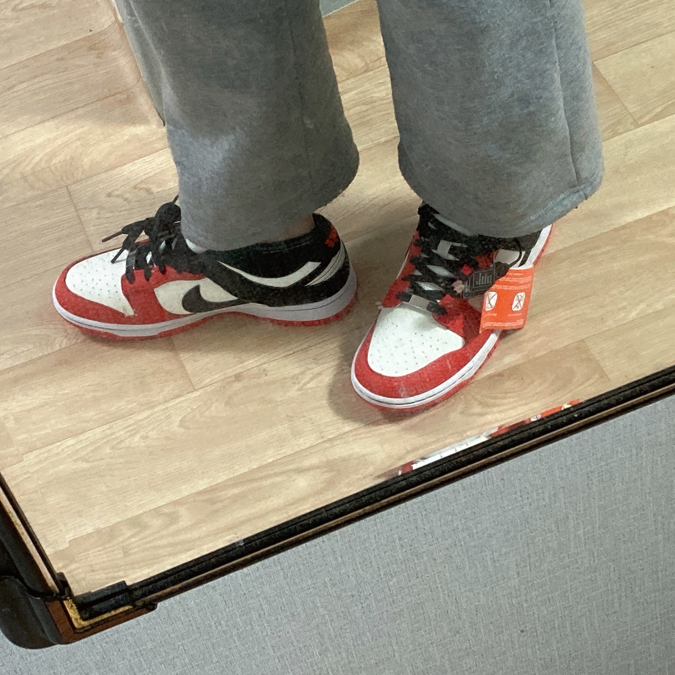 Nike x NBA Dunk Low Retro EMB Black and Chile Red 착용 스타일 - 4