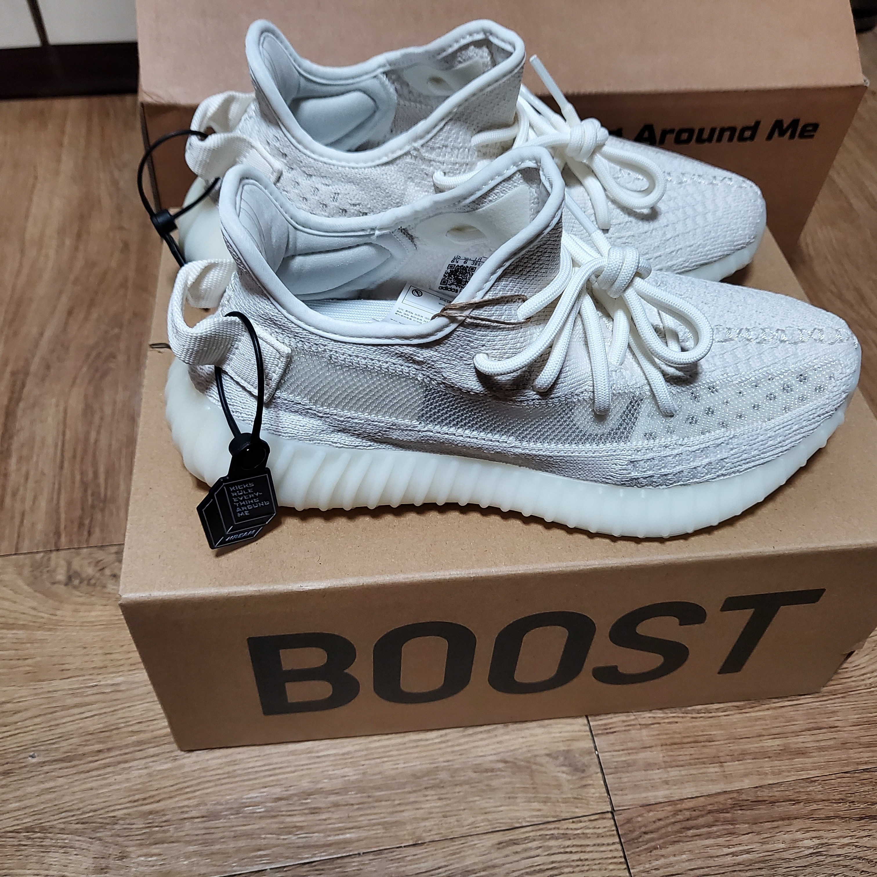 Adidas Yeezy Boost 350 V2 Bone 착용 스타일 - 1