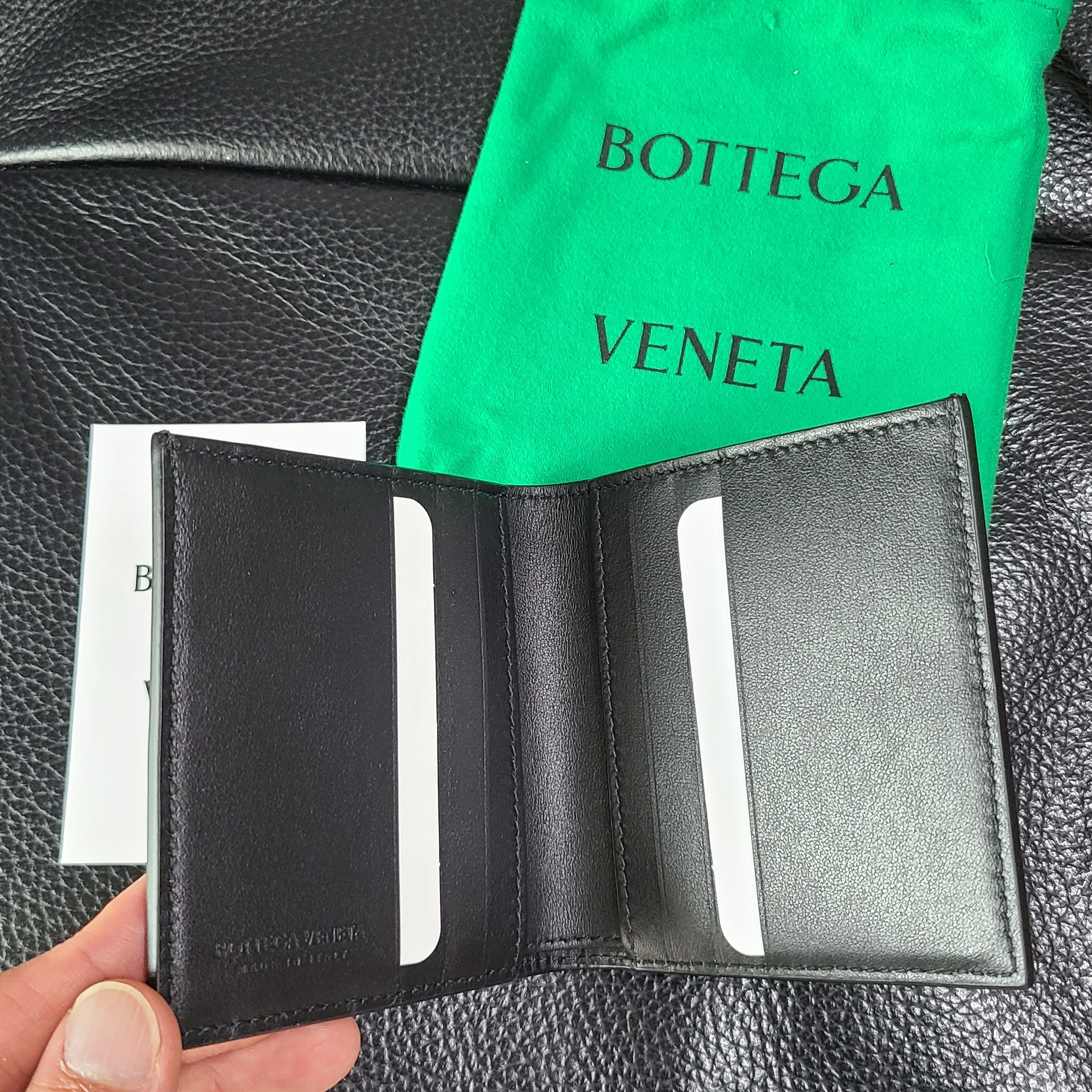 Bottega Veneta Slim Bi-Fold Wallet Black 착용 스타일 - 2