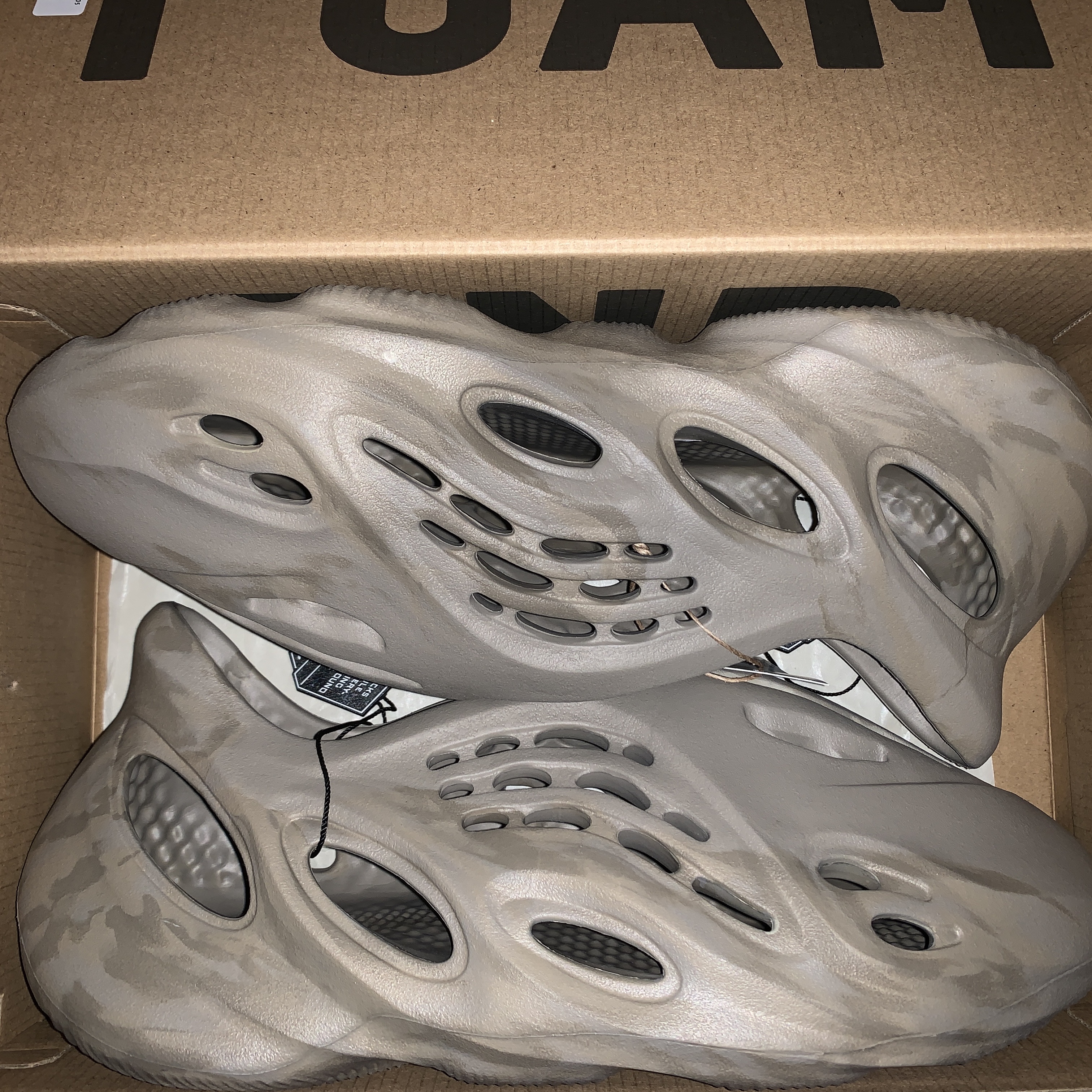 Adidas Yeezy Foam RNNR Stone Sage 착용 스타일 - 1
