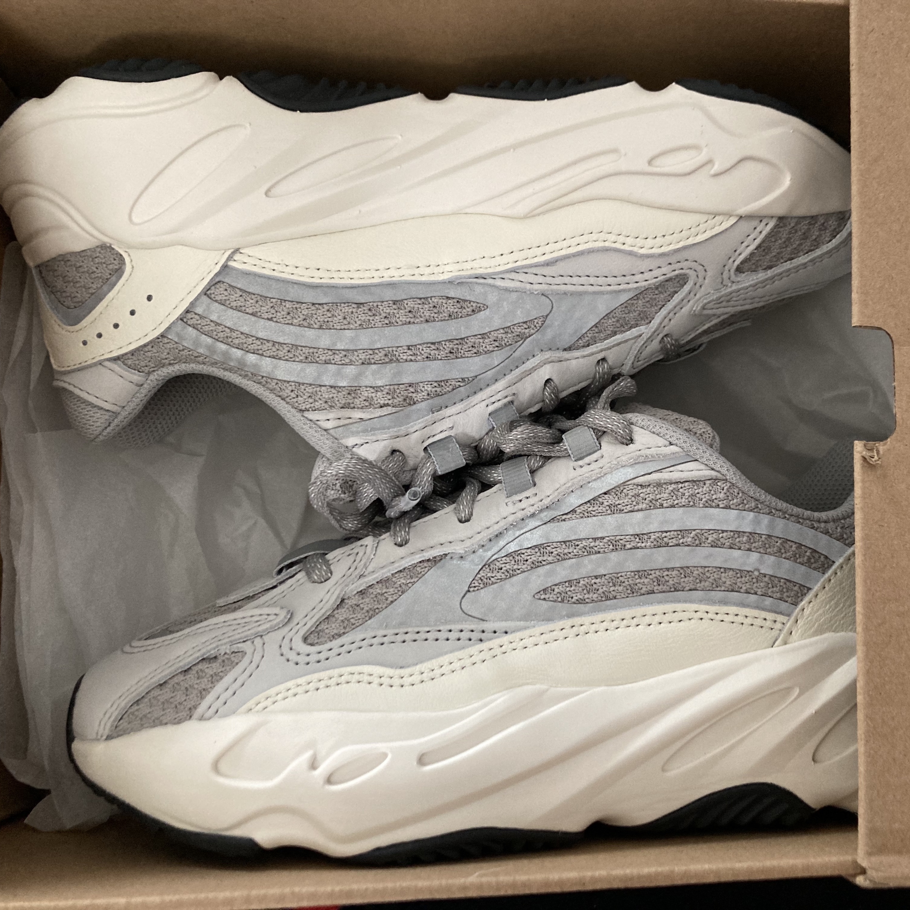 Adidas Yeezy Boost 700 V2 Static 2022 착용 스타일