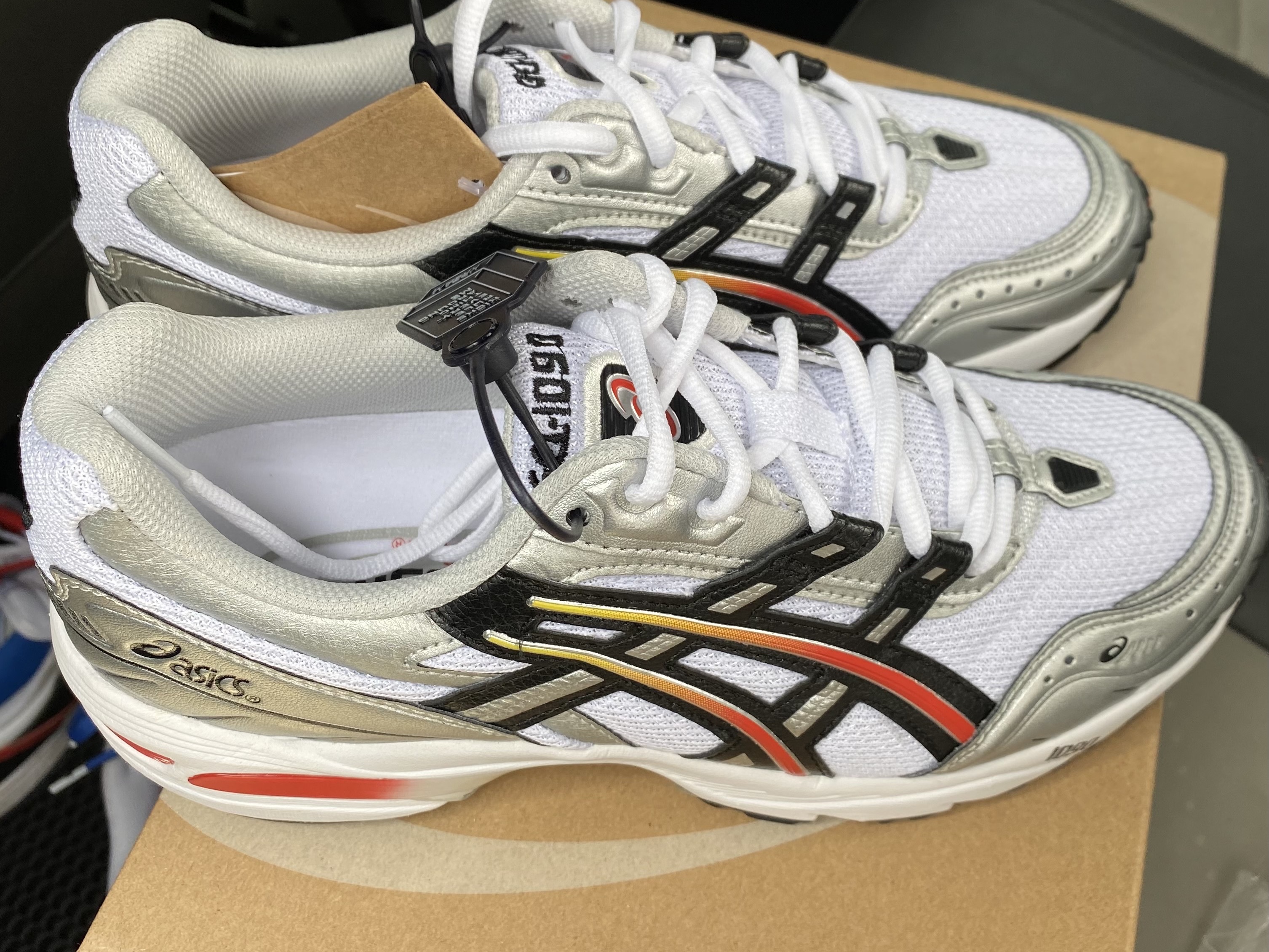 Asics Gel-1090 White Black 착용 스타일 - 1