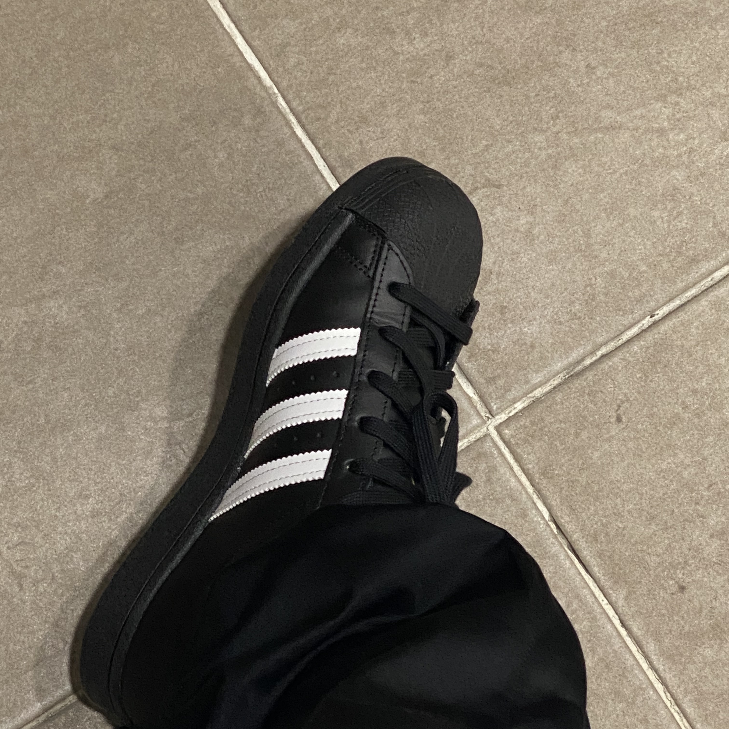Adidas Superstar Core Black White 착용 스타일