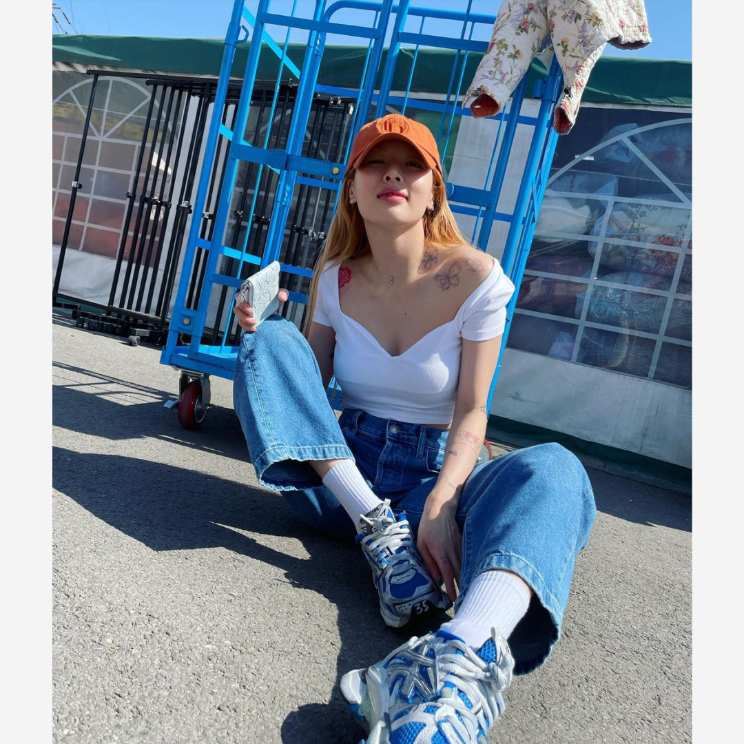 (W) Balenciaga Runner Sneakers Blue White, Balenciaga Runner Sneakers Blue White 착용 스타일 - 2