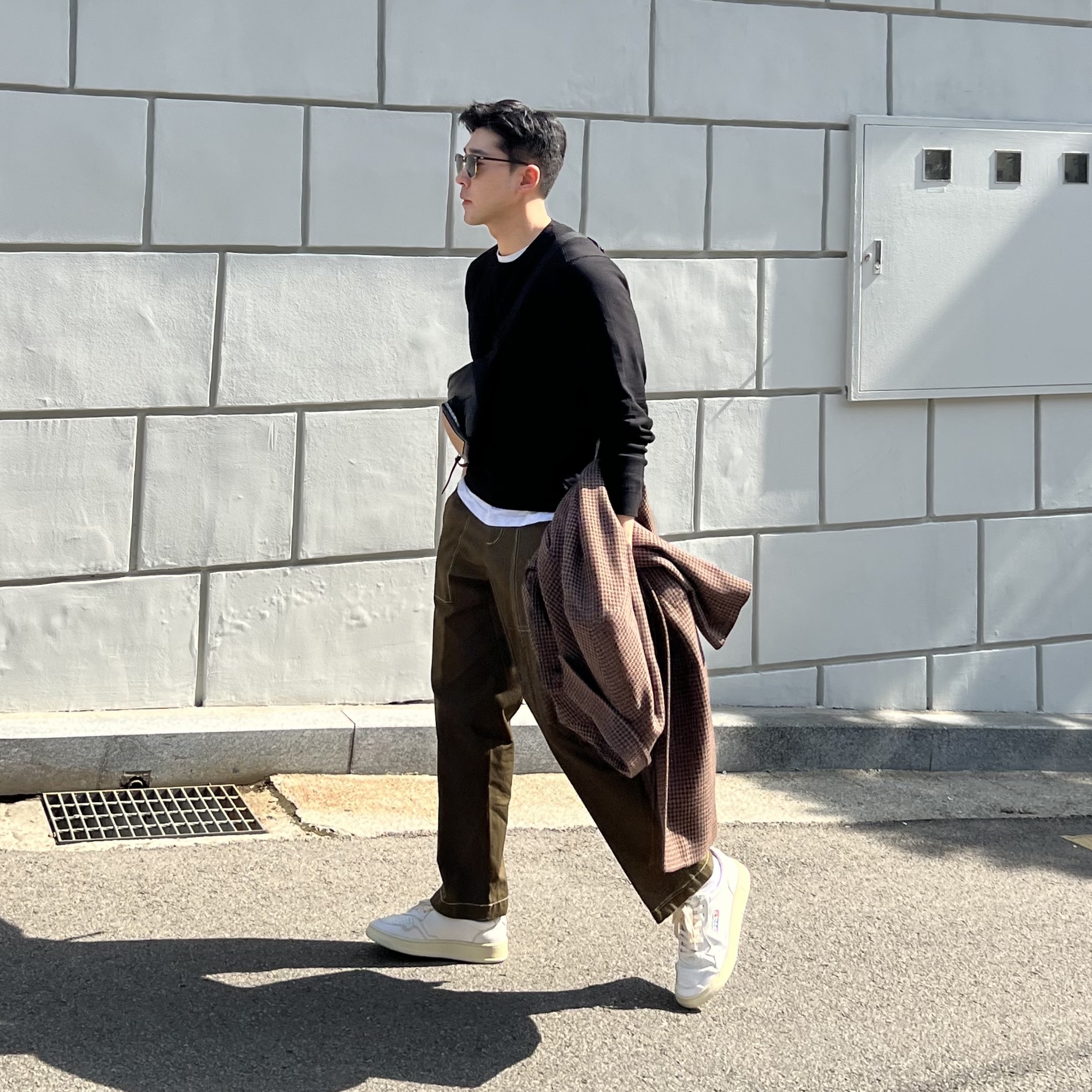 Autry Medalist Low Goatskin Sneakers White 착용 스타일 - 1