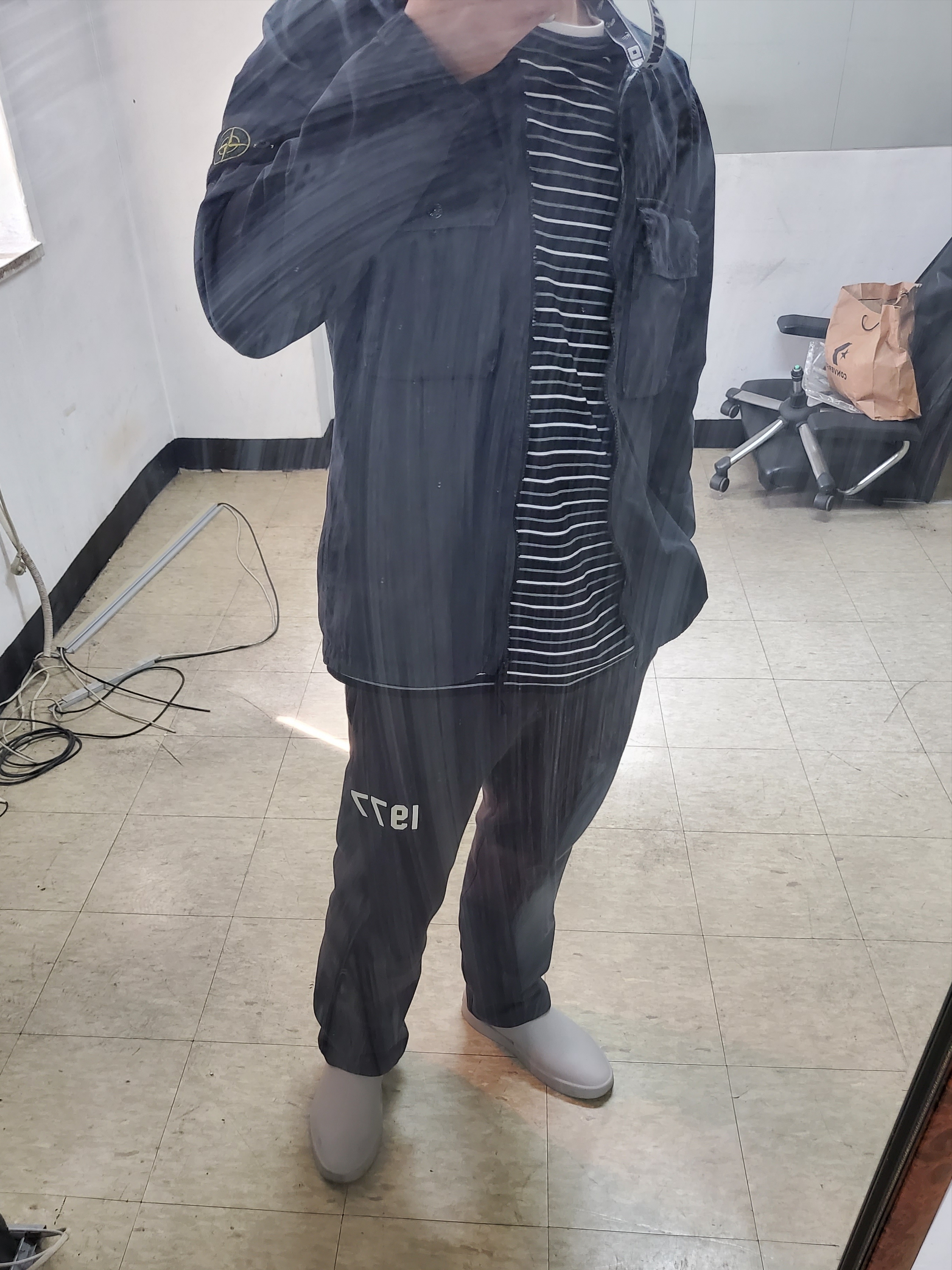 Stone Island 113WN T.CO+OLD Overshirt Steel Grey - 21FW, Essentials 1977 Relaxed Sweatpants Iron - 22SS 착용 스타일