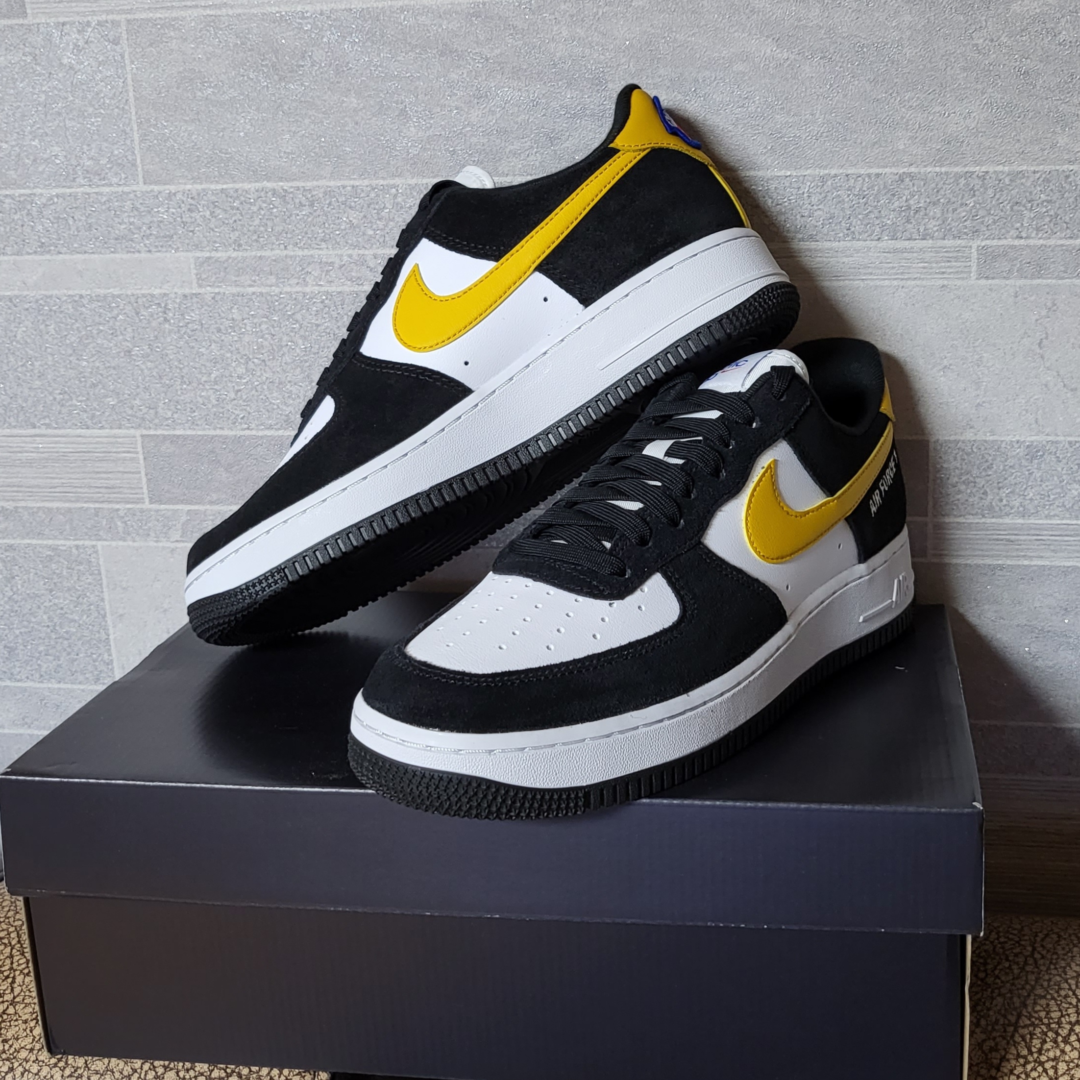 Nike Air Force 1 '07 LV8 Athletic Club Black Dark Sulfur 착용 스타일