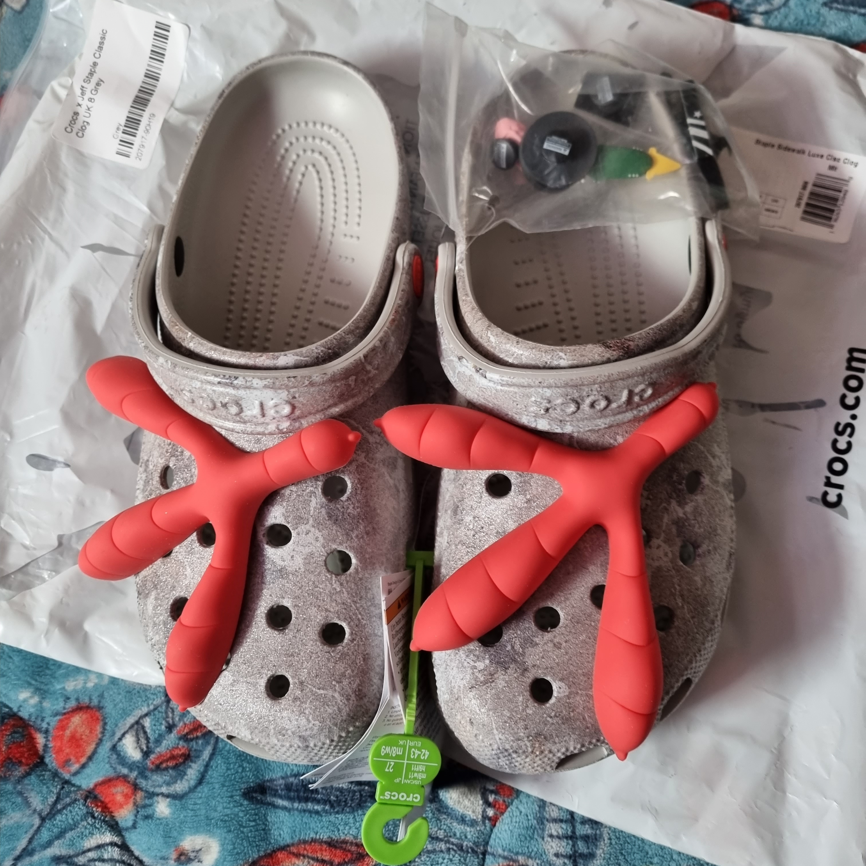 Crocs x Staple Classic Clog Grey Red 착용 스타일 - 4