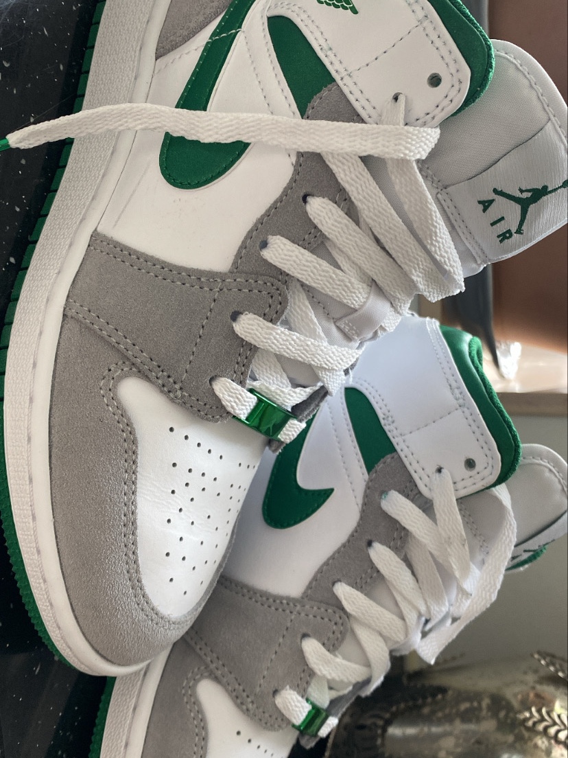 Jordan 1 Mid SE Pine Green Light Smoke Grey, (GS) Jordan 1 Mid SE Pine Green Light Smoke Grey 착용 스타일 - 2