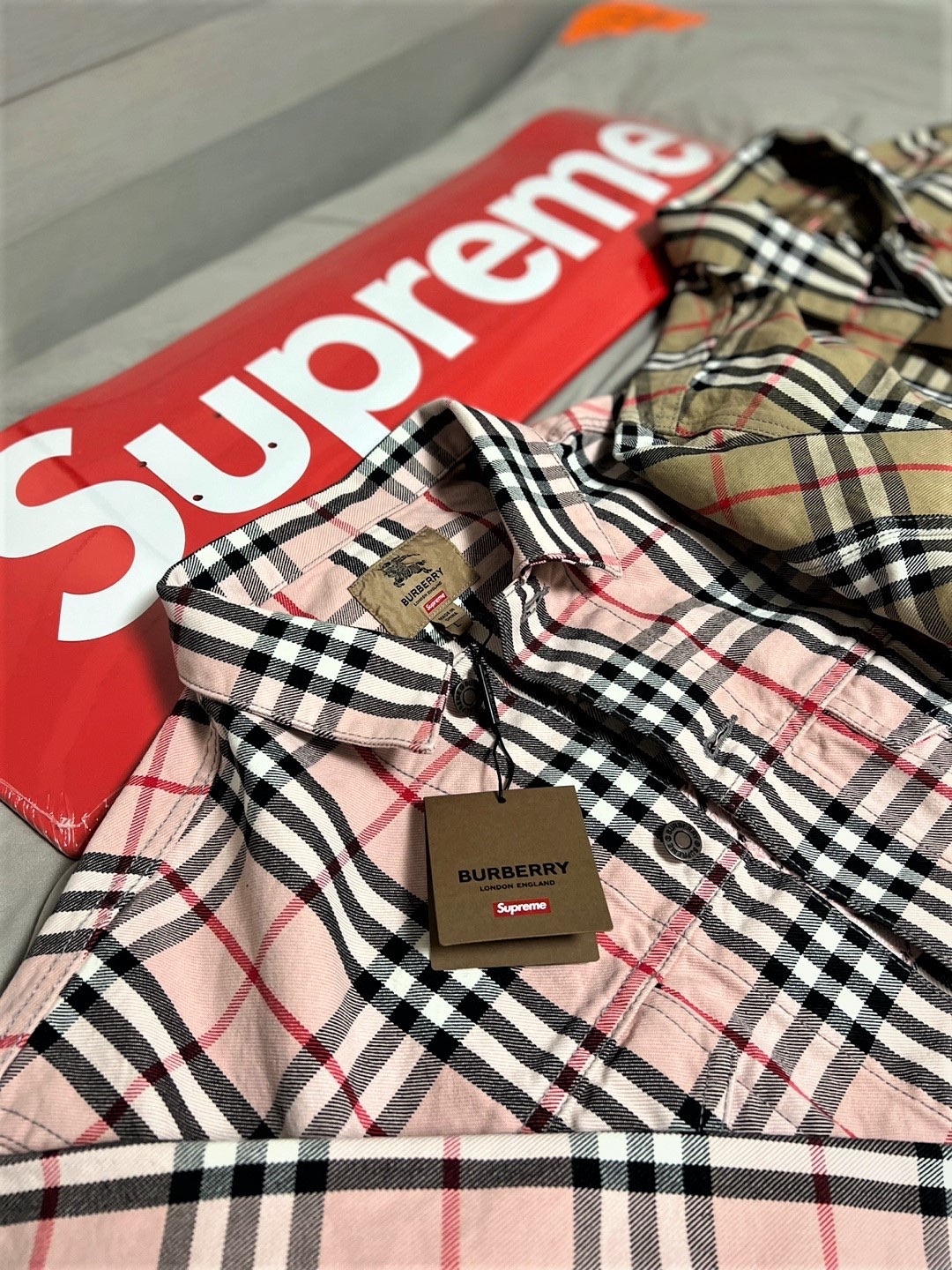 Supreme x Burberry Denim Trucker Jacket Beige - 22SS, Supreme x Burberry Denim Trucker Jacket Pink - 22SS 착용 스타일 - 1