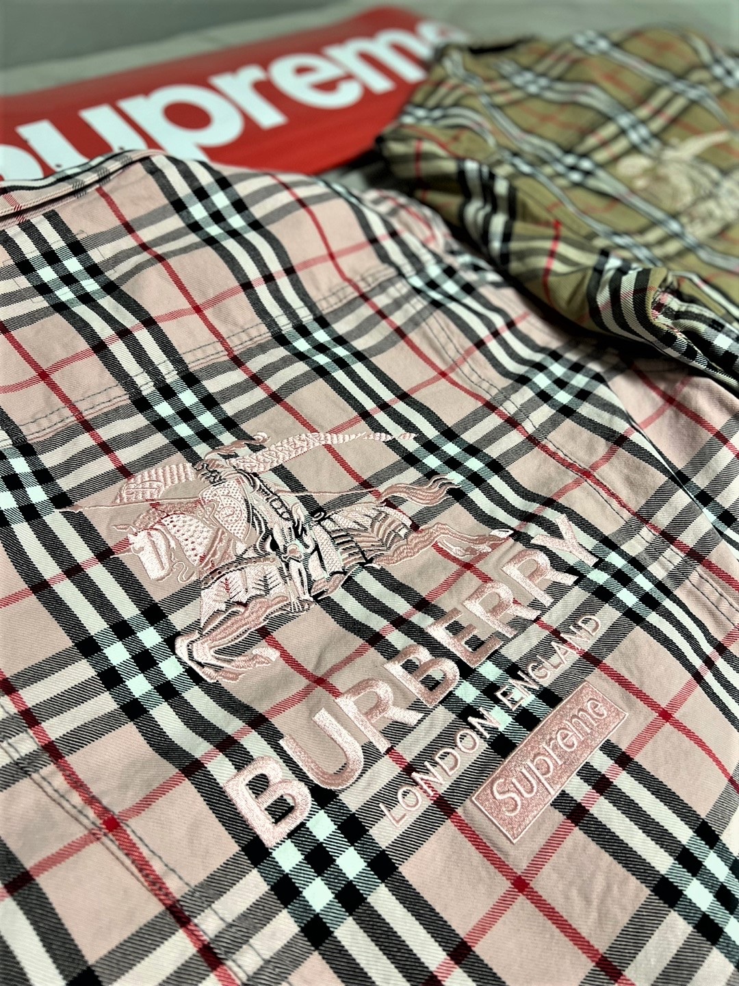 Supreme x Burberry Denim Trucker Jacket Beige - 22SS, Supreme x Burberry Denim Trucker Jacket Pink - 22SS 착용 스타일 - 1