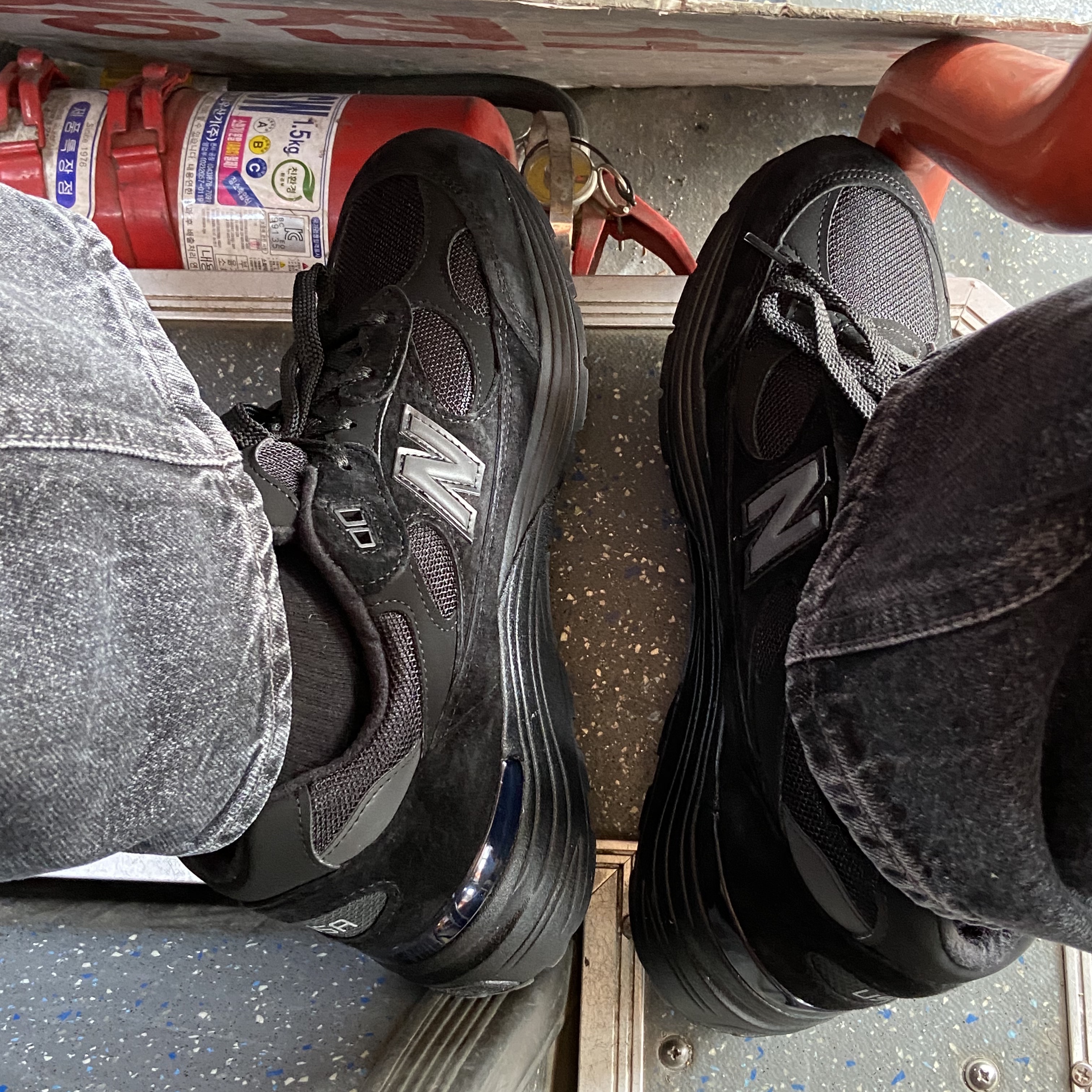 New Balance 993 Made in USA Triple Black - D Standard 착용 스타일