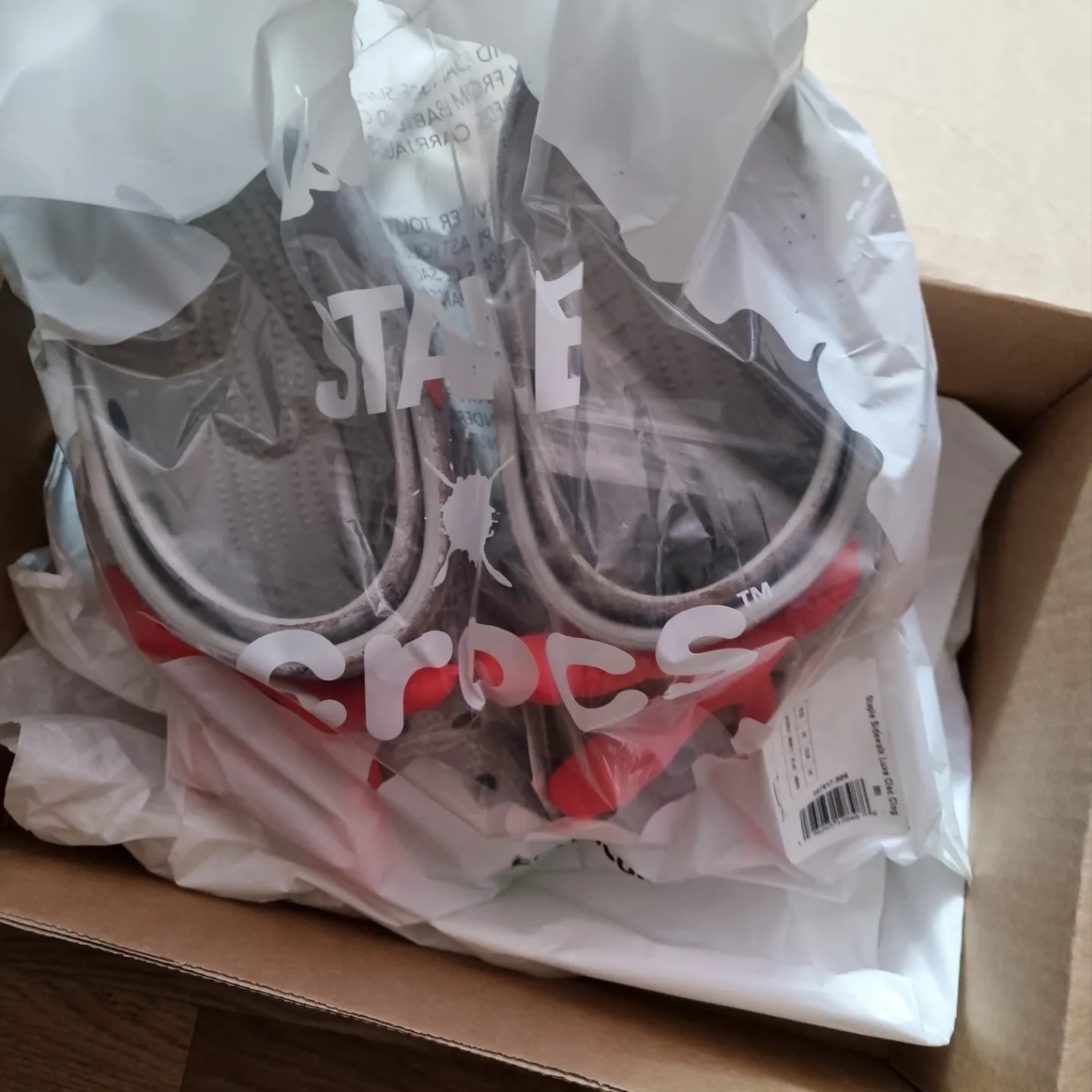 Crocs x Staple Classic Clog Grey Red 착용 스타일 - 2